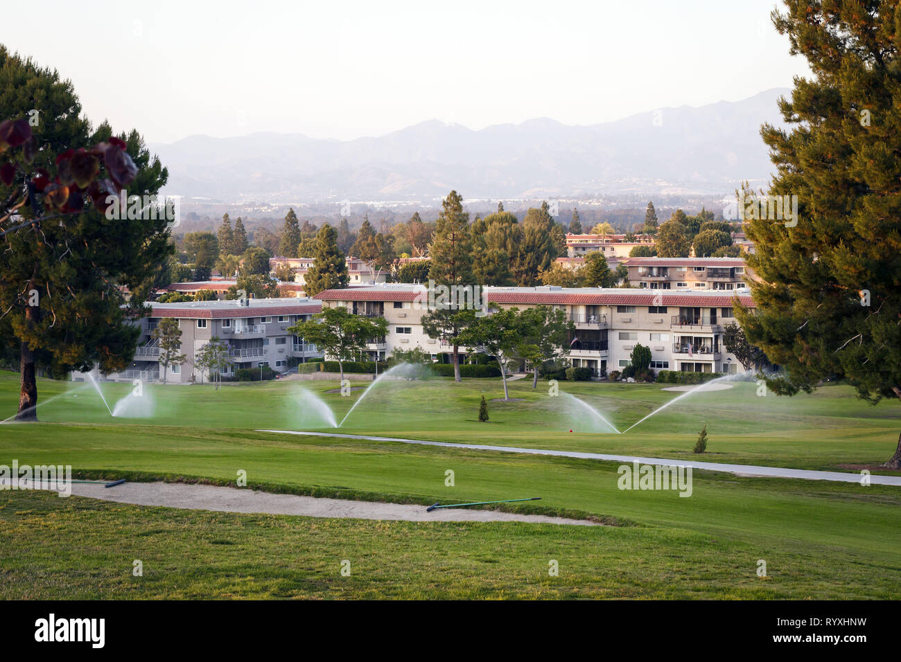 Laguna Woods, Kalifornien, USA. 25. Mai 2015. Bewässerung ein Golf Course Credit: Alexey Bychkov/ZUMA Draht/Alamy leben Nachrichten Stockfoto