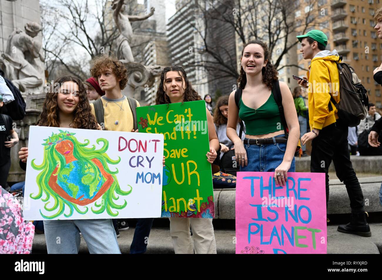 New York, USA, 15. März 2019. in Columbus Circle für eine von einem erwarteten 500 internationalen Jugend Streiks für Klima Proteste in 50 Ländern zusammen, um die Nachfrage weltweit führend, Maßnahmen gegen den Klimawandel. Credit: Joseph Reid/Alamy leben Nachrichten Stockfoto