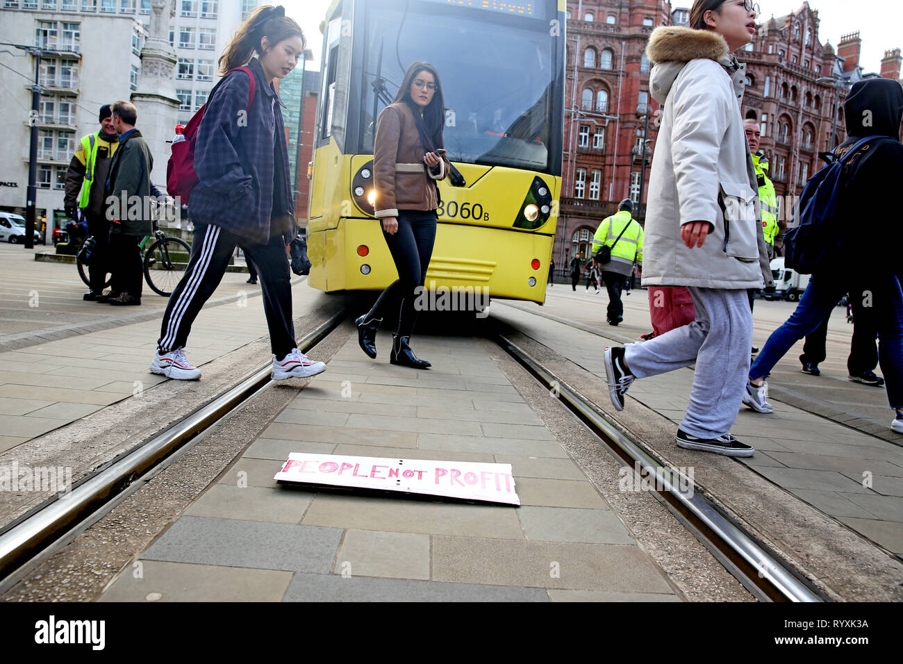 Manchester, UK, 15. März 2019. Schülerinnen und Schüler aus ganz Manchester melden Sie ein Klima Protest in die Schule ging mit Aktionen in anderen Städten. Einige der protestierenden Studenten blockiert Straßenbahnlinien, wodurch lange Verzögerungen auf der Metro Link Service. Eine kleine Abreiß-Gruppe auf die Straße gingen, eine improvisierte März und blockiert Deansgate, eine Route durch die Stadt, für eine kurze Zeit. Manchester, UK, 15. März 2019 (C) Barbara Cook/Alamy Live News Credit: Barbara Koch/Alamy leben Nachrichten Stockfoto