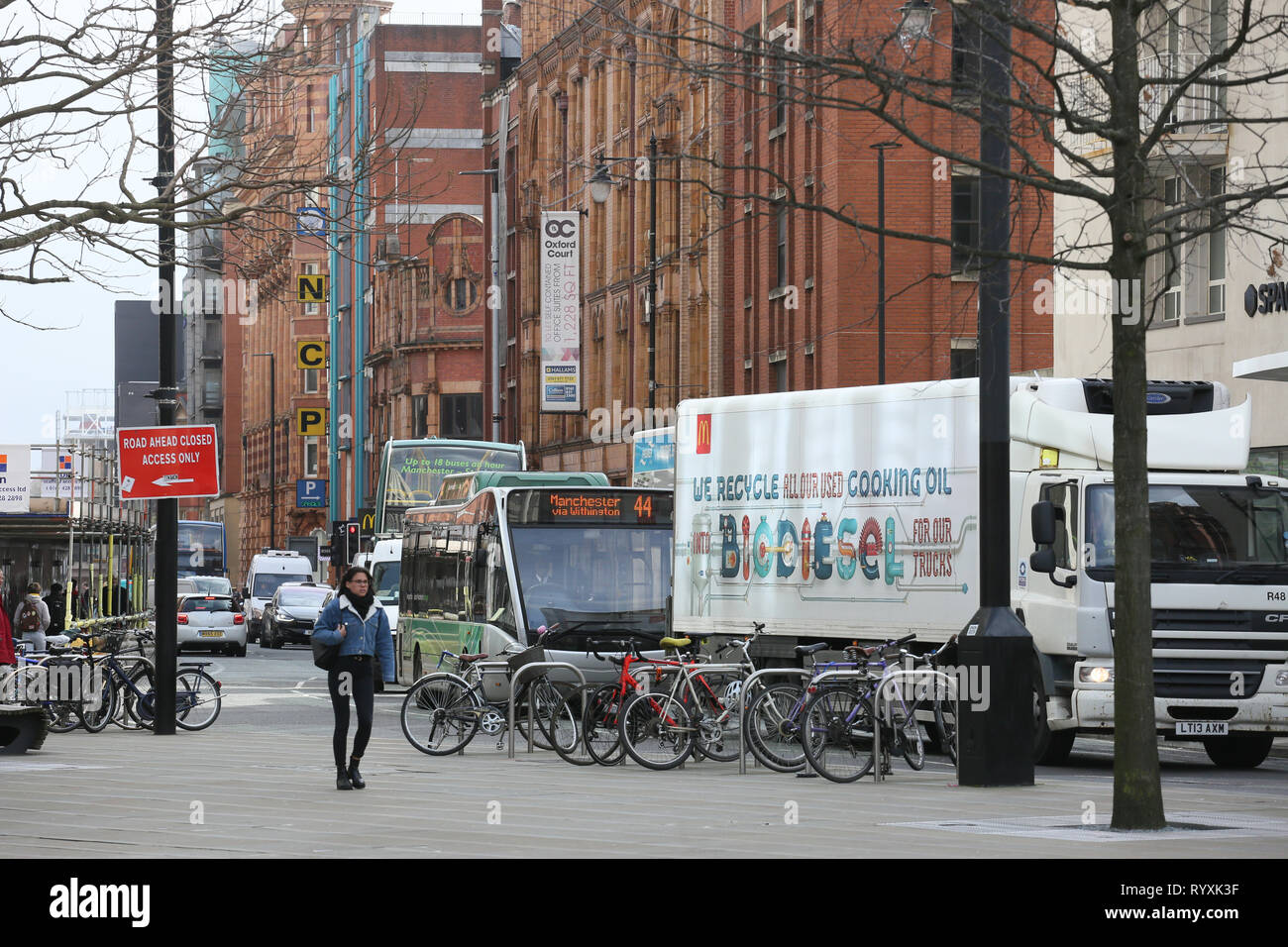 Manchester, UK, 15. März 2019. Schülerinnen und Schüler aus ganz Manchester melden Sie ein Klima Protest in die Schule ging mit Aktionen in anderen Städten. Einige der protestierenden Studenten blockiert Straßenbahnlinien, wodurch lange Verzögerungen auf der Metro Link Service. Eine kleine Abreiß-Gruppe auf die Straße gingen, eine improvisierte März und blockiert Deansgate, eine Route durch die Stadt, für eine kurze Zeit. Manchester, UK, 15. März 2019 (C) Barbara Cook/Alamy Live News Credit: Barbara Koch/Alamy leben Nachrichten Stockfoto