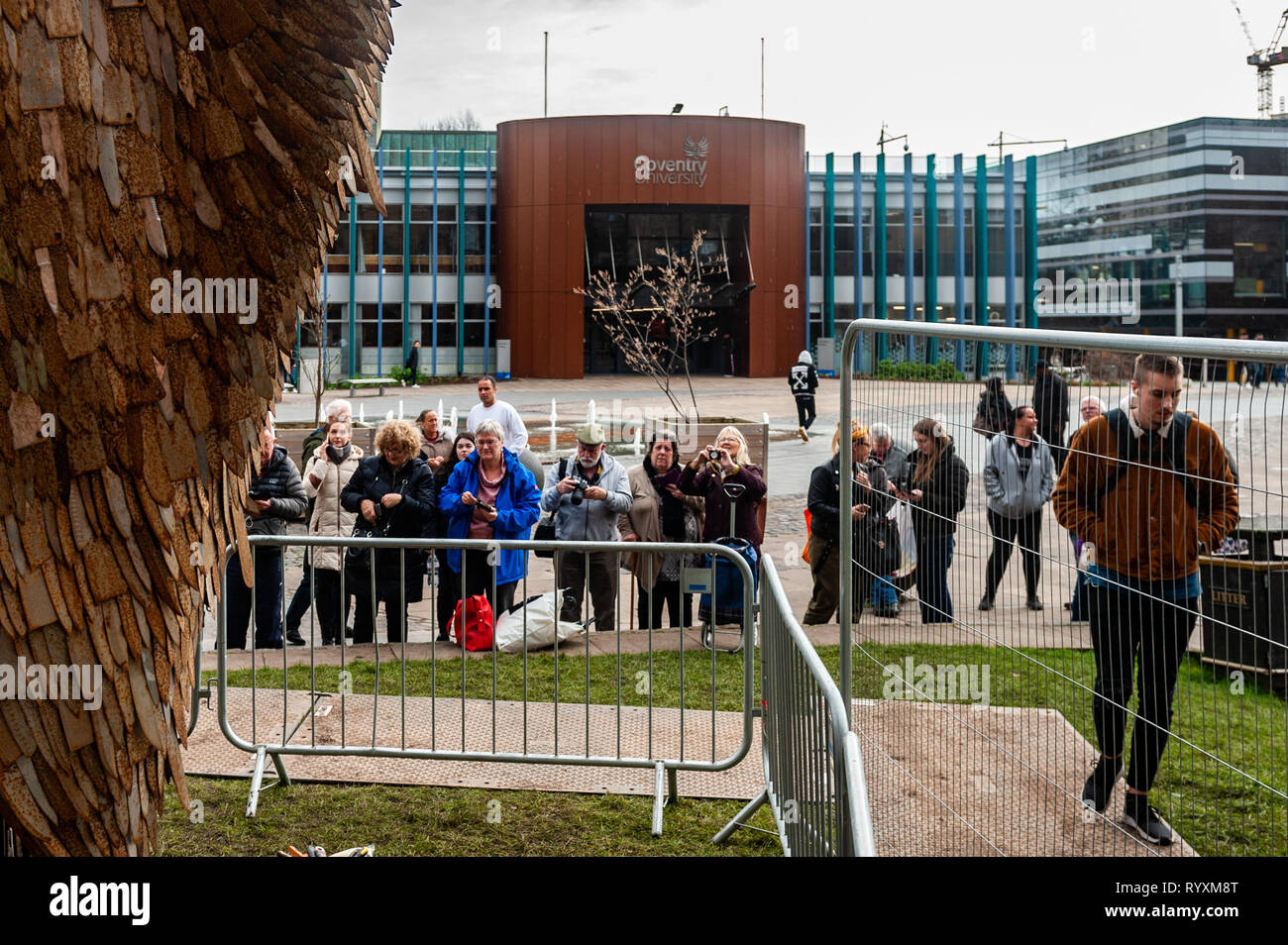 Coventry, West Midlands, UK. 15. März, 2019. Das Messer Engel, der an der Coventry Cathedral gestern installiert wurde, zog grosse Massen von Zuschauern heute. Das Land ist derzeit in den Griff des Messers Gewalt. Es wird gehofft, daß die Skulptur wird die Frage markieren und haben eine positive Wirkung auf die Öffentlichkeit. Credit: Andy Gibson/Alamy Leben Nachrichten. Stockfoto