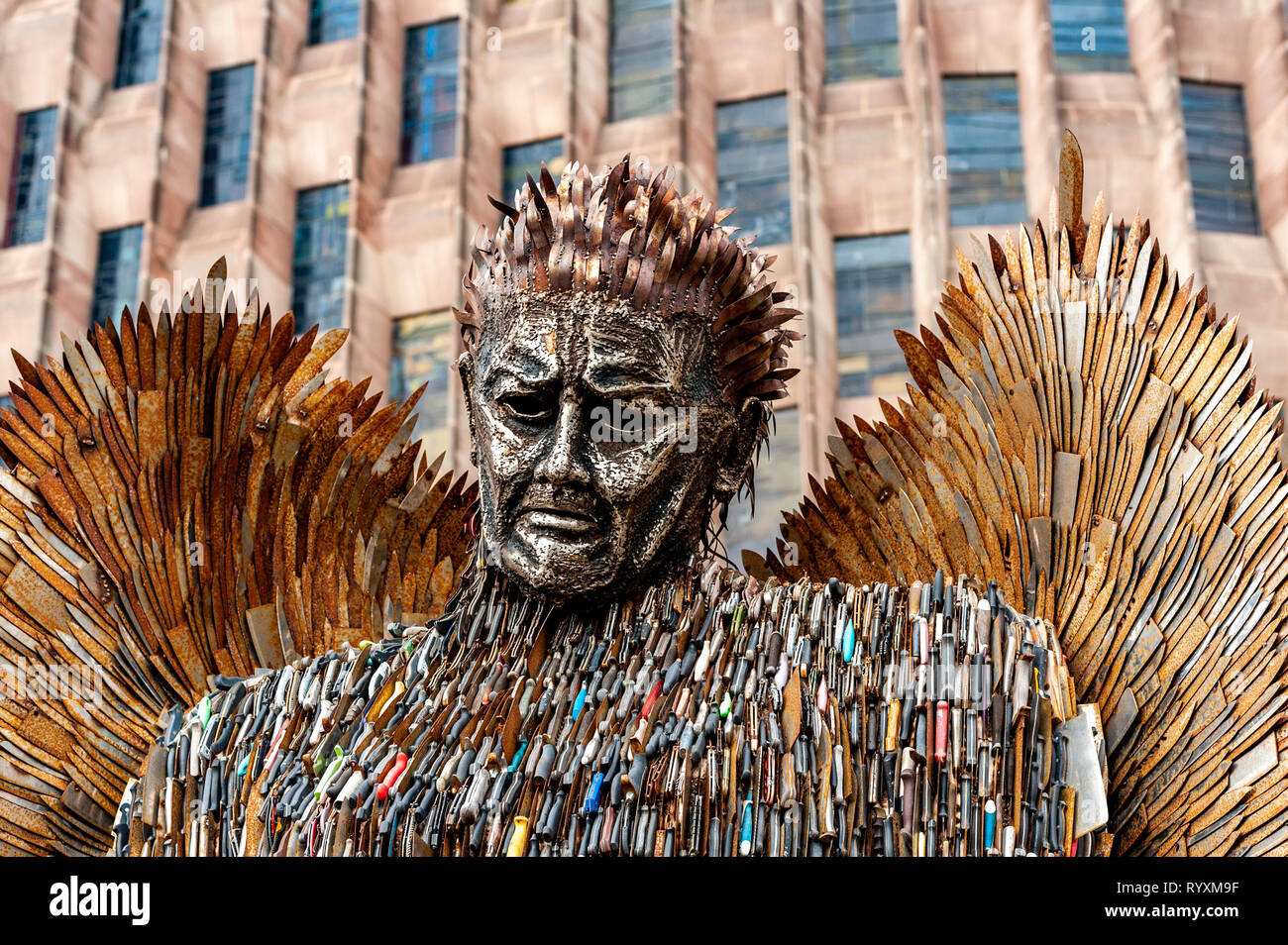 Coventry, West Midlands, Großbritannien. März 2019, 15th. Der Knife Angel, der gestern in der Kathedrale von Coventry installiert wurde, zog heute große Zuschauermassen an. Das Land ist derzeit in einem Griff der Messer Gewalt. Es ist zu hoffen, dass die Skulptur das Thema beleuchtet und eine positive Wirkung auf die Öffentlichkeit hat. Quelle: AG News/Alamy Live News. Stockfoto