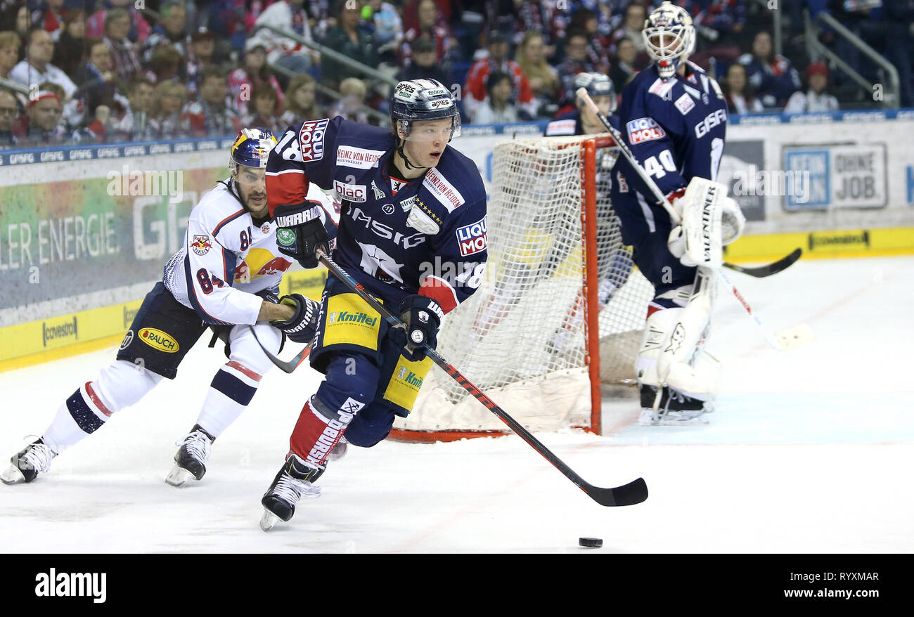 Berlin, Deutschland. 15 Mär, 2019. Eishockey: DEL, Eisbären Berlin - EHC Red Bull München, Meisterschaft, Viertelfinale, 2. Spieltag. Trevor Parkes der EHC Red Bull München (l) läuft hinter dem schneller Jonas Müller von der Eisbären Berlin. Polar bear Torwart Kevin Poulin beobachtet wird. Credit: Andreas Gora/dpa/Alamy leben Nachrichten Stockfoto