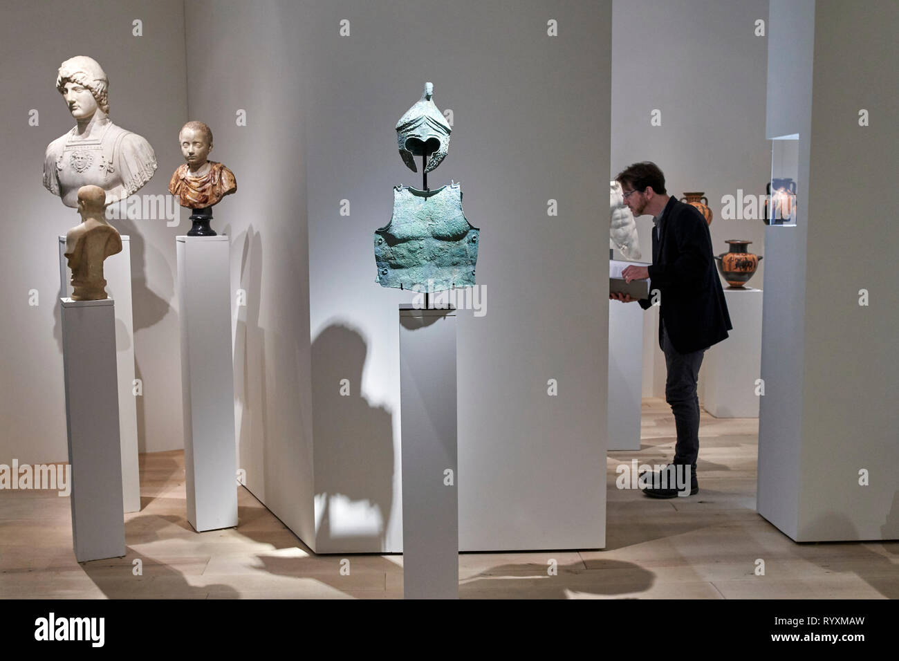 Ein Besucher beobachtet die Antiquitäten in einer der Galerien. Die TEFAF (The European Fine Art Fair), einer der berühmtesten Kunst-, Antiquitäten- und Messen der Welt, ist auch in diesem Jahr wieder statt. Jedes Jahr, Maastricht hosts ein Ereignis, das zusammen bringt 275 Galerien rund 20 Länder, über 30.000 ausgestellte Kunst Objekte und hat mehr als 75.000 Teilnehmer pro Jahr. Stockfoto