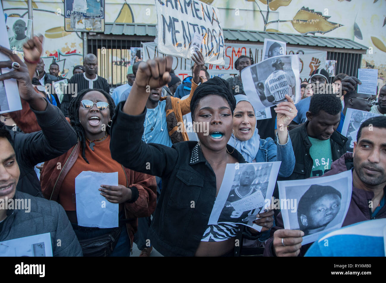 Madrid, Spanien. 15. Mär 2019. März eines Jahres nach dem Tod des senegalesischen Anbieter Mmame Mbage in Lavapies Square Nelson Mandela. Vor einem Jahr gab es eine Zusammenstößen zwischen der Polizei und Immigranten nach Mmame Mbage, einem senegalesischen Straßenhändler, gestorben an einem Herzstillstand angeblich nach dem von der örtlichen Polizei gejagt zu gedenken. Credit: Alberto Sibaja Ramírez/Alamy leben Nachrichten Stockfoto