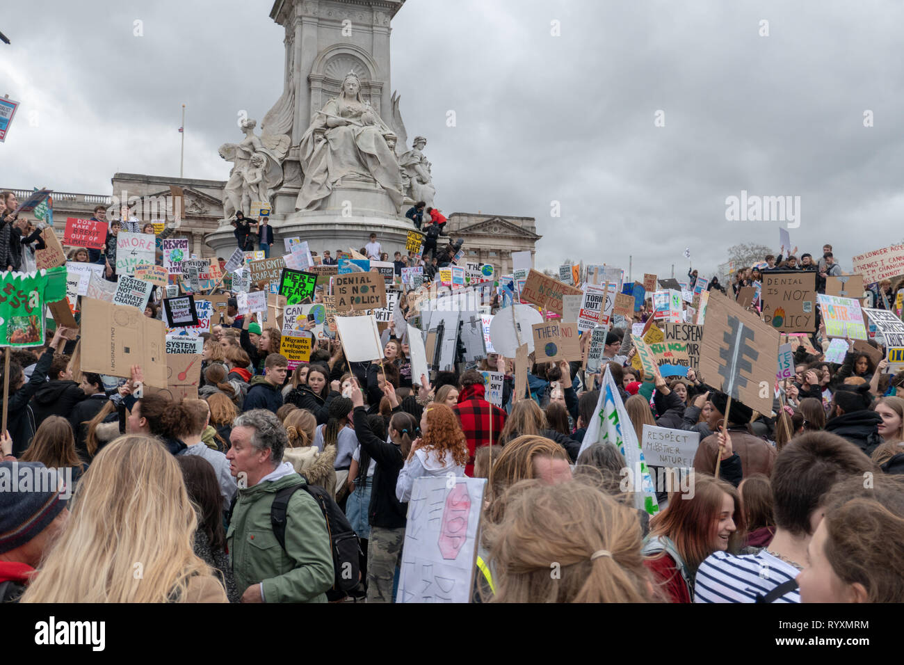 London, Vereinigtes Königreich. 15. Mär 2019. Bildungsstreik auf Klimaänderungen im Parlament Platz und Buckingam Palace Credit: Vincenzo Lullo Credit: Jacob/Alamy leben Nachrichten Stockfoto