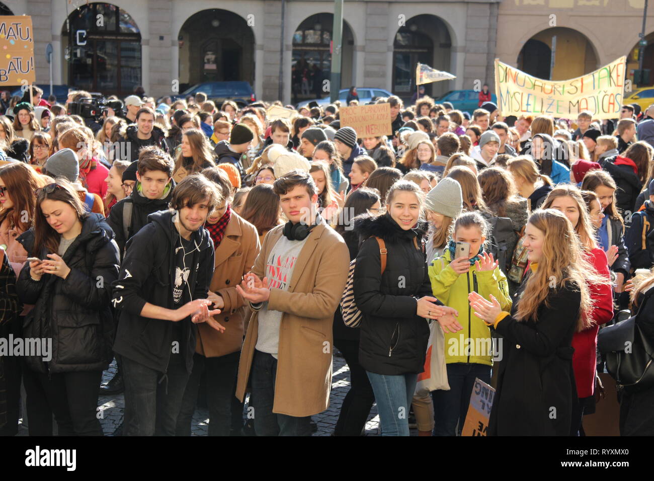 Prag, Tschechische Republik. 15 Mär, 2019. Menschen an der globalen "Freitags für Zukunft" Initiative in Prag, Hauptstadt der Tschechischen Republik, am 15. März 2019. Hunderte von Studenten hier am Freitag versammelten sich die globale" Freitags für Zukunft" Initiative anzuschließen und fordert die Politik auf, die Auswirkungen des Klimawandels zu bewältigen. Credit: Dana Kesnerova/Xinhua/Alamy leben Nachrichten Stockfoto