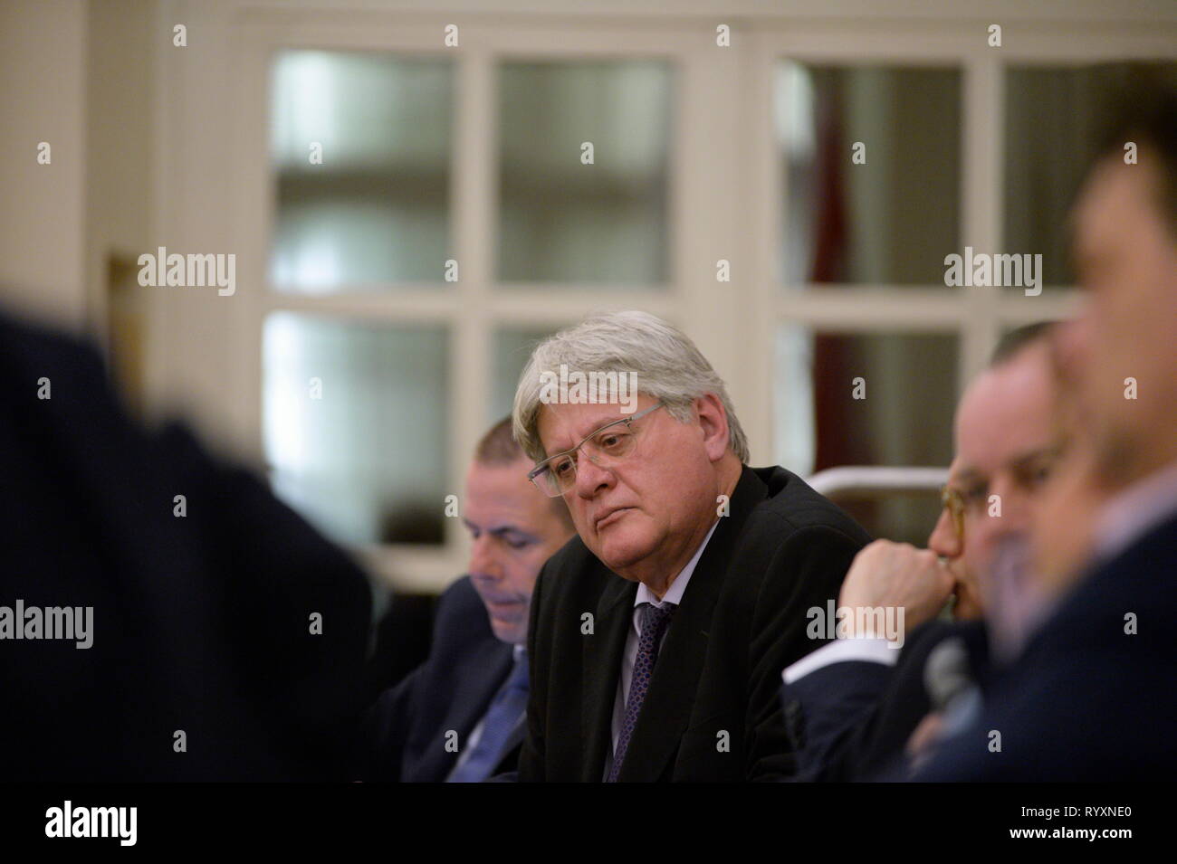 Wien, Österreich. 15. März 2019. Wahlen zum Europäischen Parlament. Die österreichischen Top-Kandidaten der Parteien diskutieren in der Politischen Akademie. Das Bild zeigt Stefan Schennach, Mitglied des Europarates, SPÖ (Sozialdemokratische Partei Österreich). Kredit: Franz Perc / Alamy Live News Stockfoto