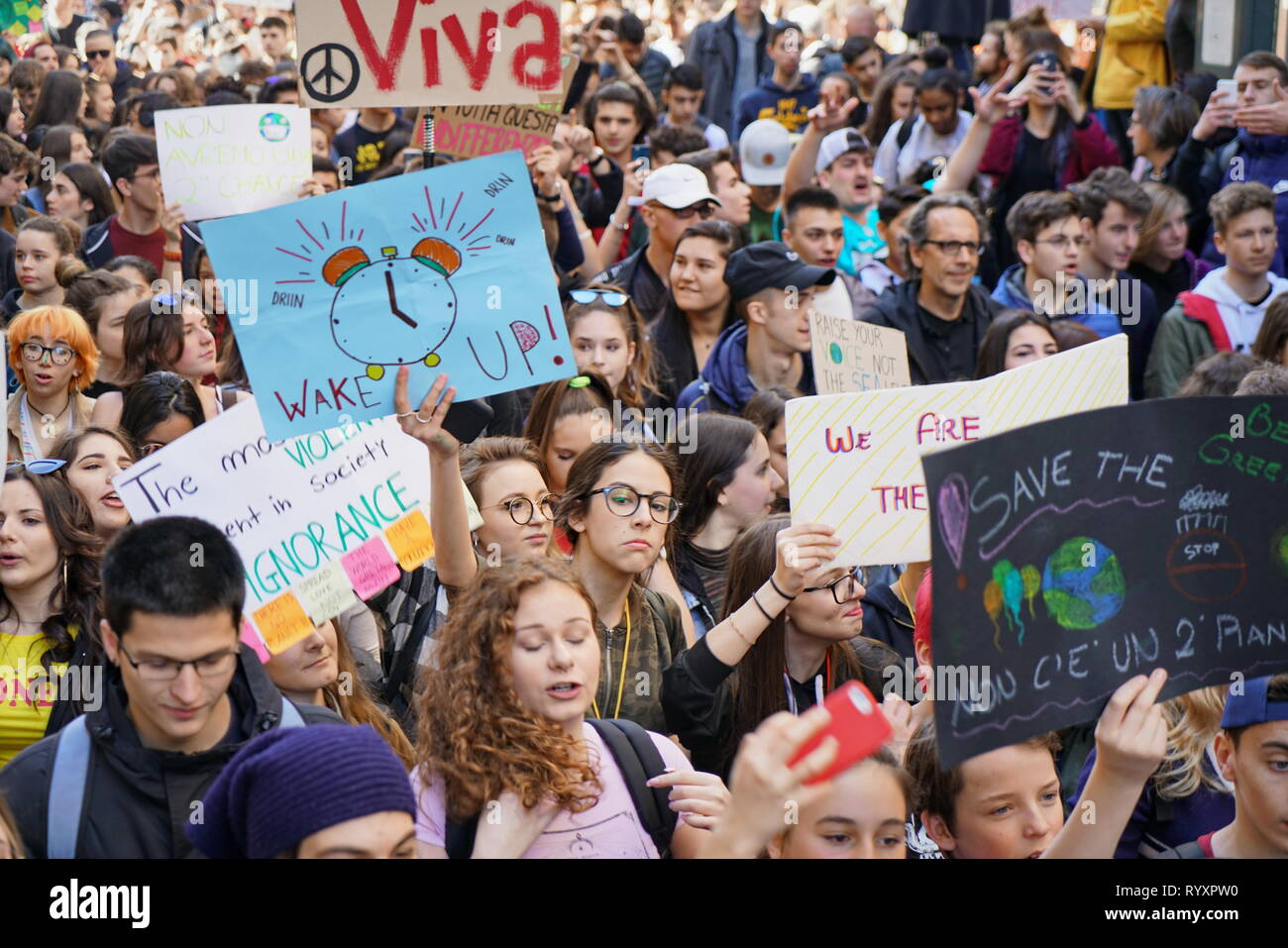 Turin, Italien. 15. März, 2019. Demonstranten mit Transparenten an einer Jugend Streik für Klima März Freitag für zukünftige Credit: Michele D'Ottavio/Alamy leben Nachrichten Stockfoto