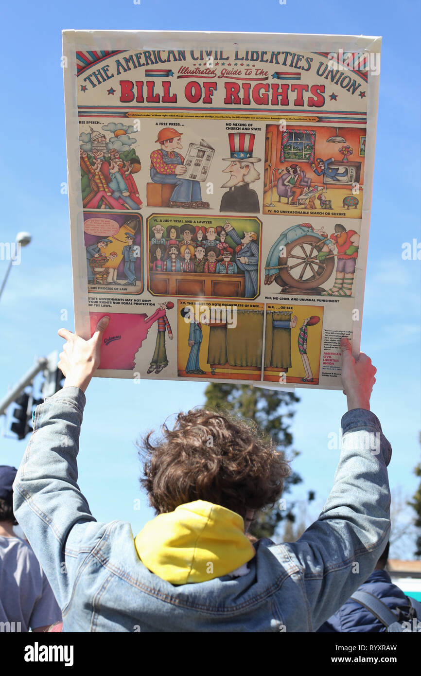 Eugene, Oregon, USA. 15. März, 2019. Schüler sammeln für Klimawandel, nachdem man aus der Schule während der globalen Klima Streik in Eugene, Oregon. Credit: Gina Kelly/Alamy leben Nachrichten Stockfoto