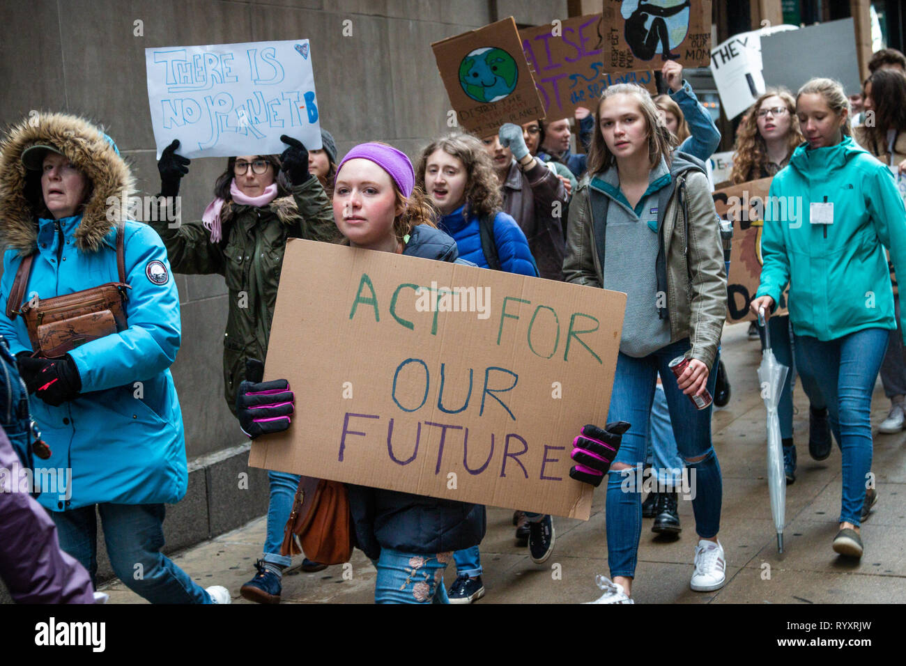 Chicago, USA. 15 Mär, 2019. Als Teil der weltweiten "Jugend Klima Strike' eine Gruppe von Chicago Bereich junge Leute, ihre Schulen heute Morgen links, in der Nähe des Field Museum gesammelt und marschierten durch Grant Park zu Federal Plaza in der Schleife, Chanting, ihr Engagement für ein Ende der Bedrohung durch den Klimawandel. In der Plaza, jugendlichen Rednerinnen und Redner, überwiegend Studenten aus dem Bereich High School, ermahnten die Masse die Regierung zur Rechenschaft von 'Registering zu Stimmen zu halten, oben an den Umfragen und Abstimmungen out', wenn gewählte Beamte leugnen, dass der Klimawandel eine Bedrohung. Quelle: Matthew Kaplan/Alamy L Stockfoto
