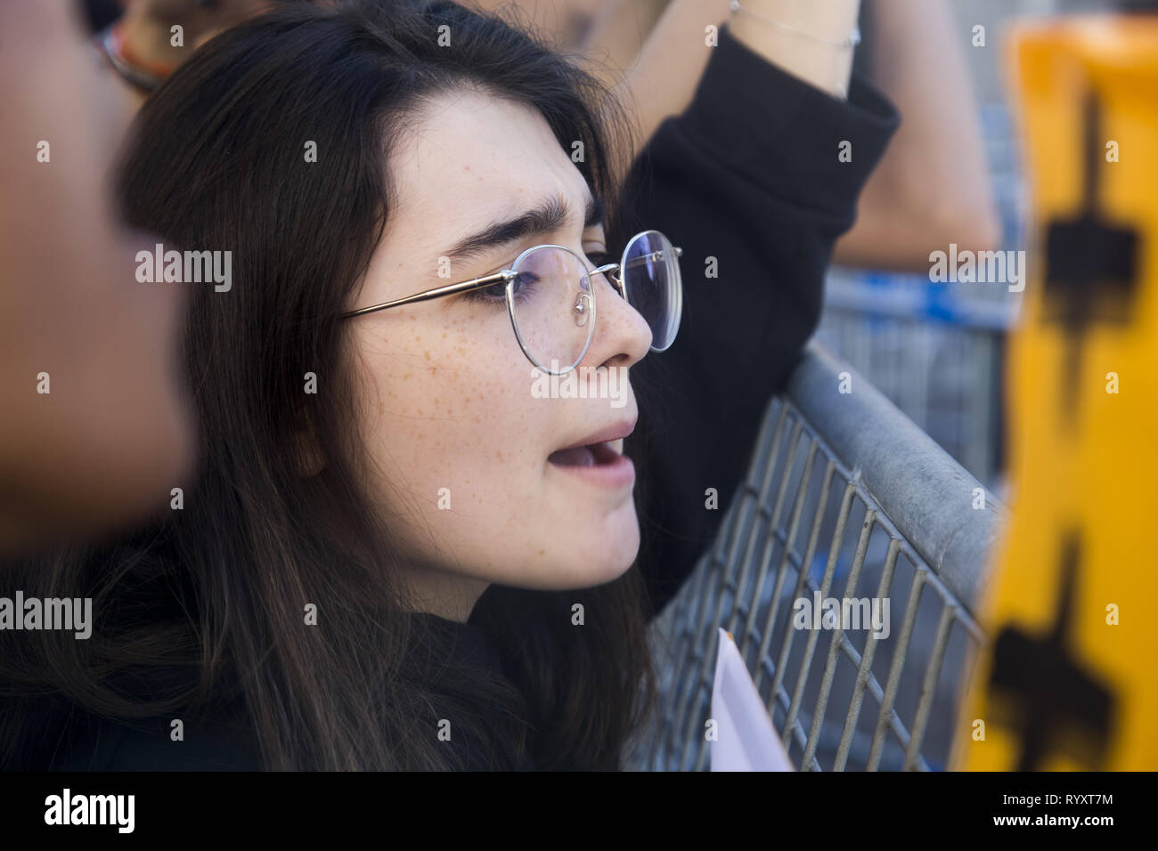 Madrid, Spanien. 15 Mär, 2019. Ein Aktivist gesehen riefen Parolen während der Demonstration. Hunderte von spanischen Studenten in Madrid die globale Bewegung melden Sie'' Freitag für die Zukunft'' Maßnahmen gegen den Klimawandel und der Schutz der Umwelt zu verlangen. Credit: Lito Lizana/SOPA Images/ZUMA Draht/Alamy leben Nachrichten Stockfoto