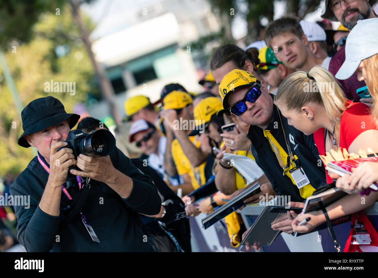 MELBOURNE, Australien - März 16: Daniel Ricciardo 3 Fahren für Renault F1 Team in Melbourne zu Fuß mit den Fans während des Formel 1 Grand Prix von Australien 2019 Rolex am Albert Park Lake, Australien am 16. März 2019. Stockfoto