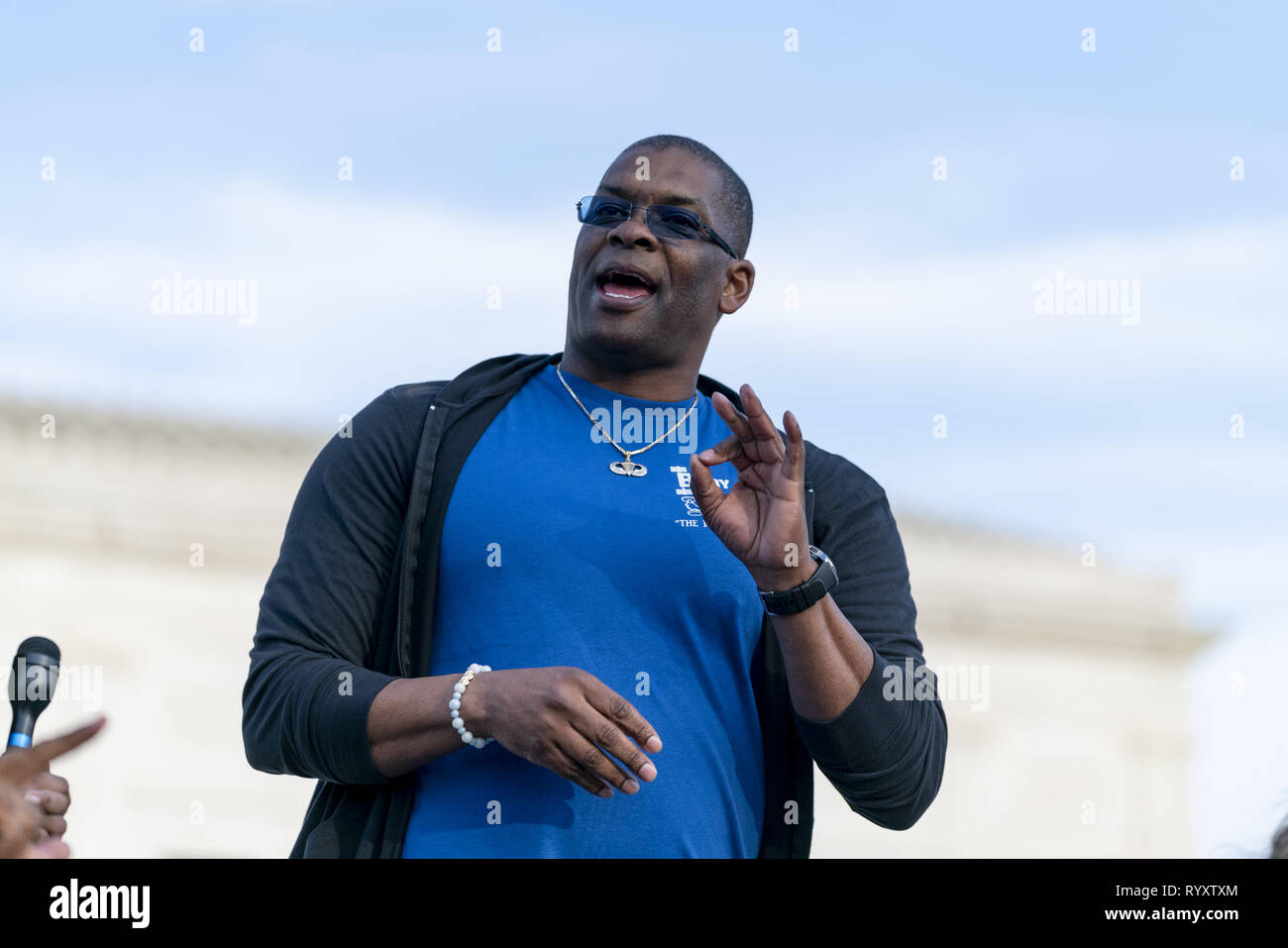 Washington, District of Columbia, USA. 15 Mär, 2019. BRYANT JOHNSON, Ruth Bader Ginsberg's Trainer, führt die Planke an der Planke wie RBG 86th Geburtstag Feier am Obersten Gerichtshof, März 15, 2019 Credit: Douglas Christian/ZUMA Draht/Alamy leben Nachrichten Stockfoto