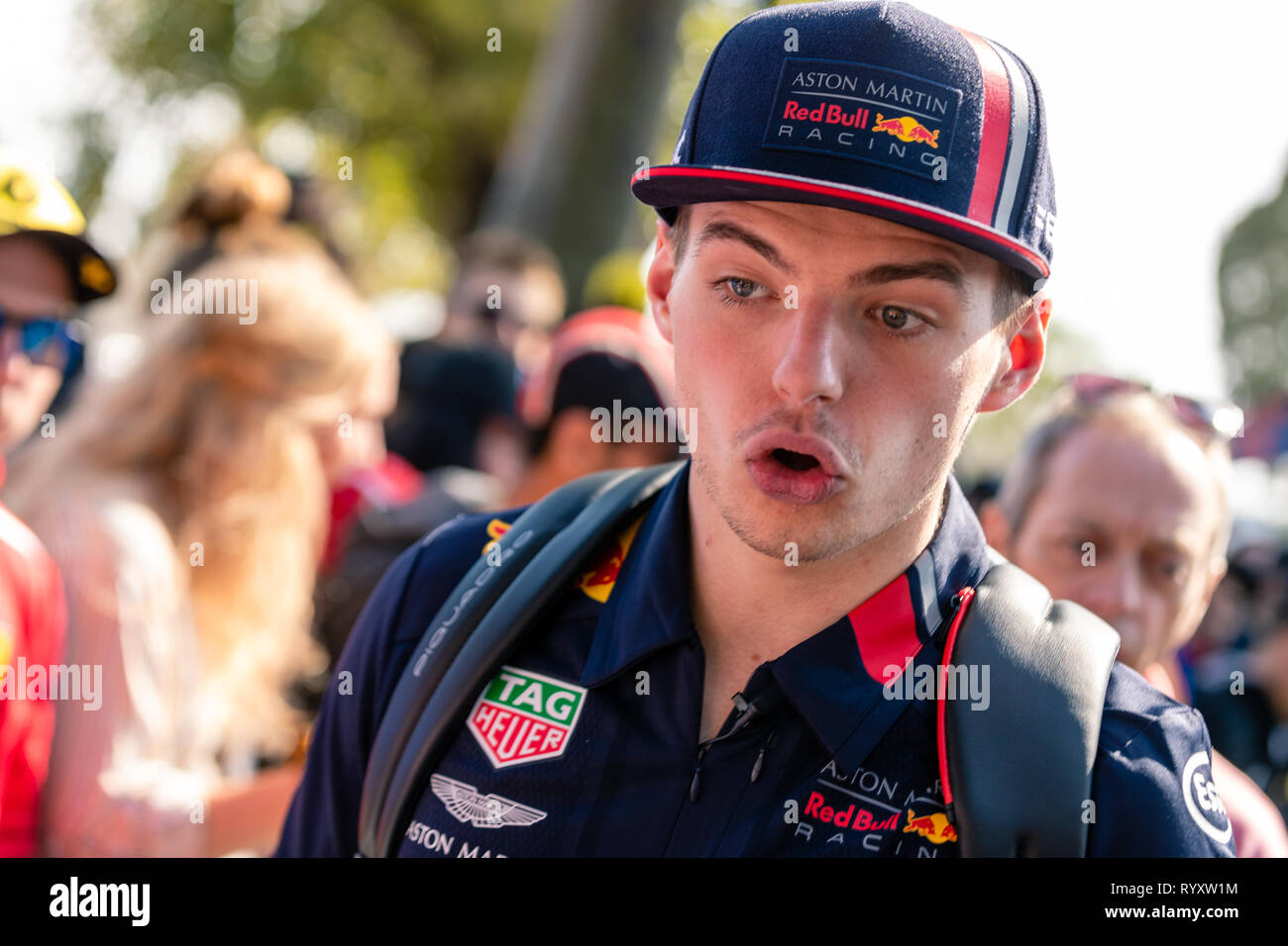 Melbourne, Australien. 16 Mär, 2019. MELBOURNE, Australien - März 16: Max VERSTAPPEN 33 fahren für ASTON MARTIN RED BULL RACING auf Melbourne zu Fuß mit den Fans während des Formel 1 Grand Prix von Australien 2019 Rolex am Albert Park Lake, Australien am 16. März 2019. Credit: Dave Hewison Sport/Alamy leben Nachrichten Stockfoto