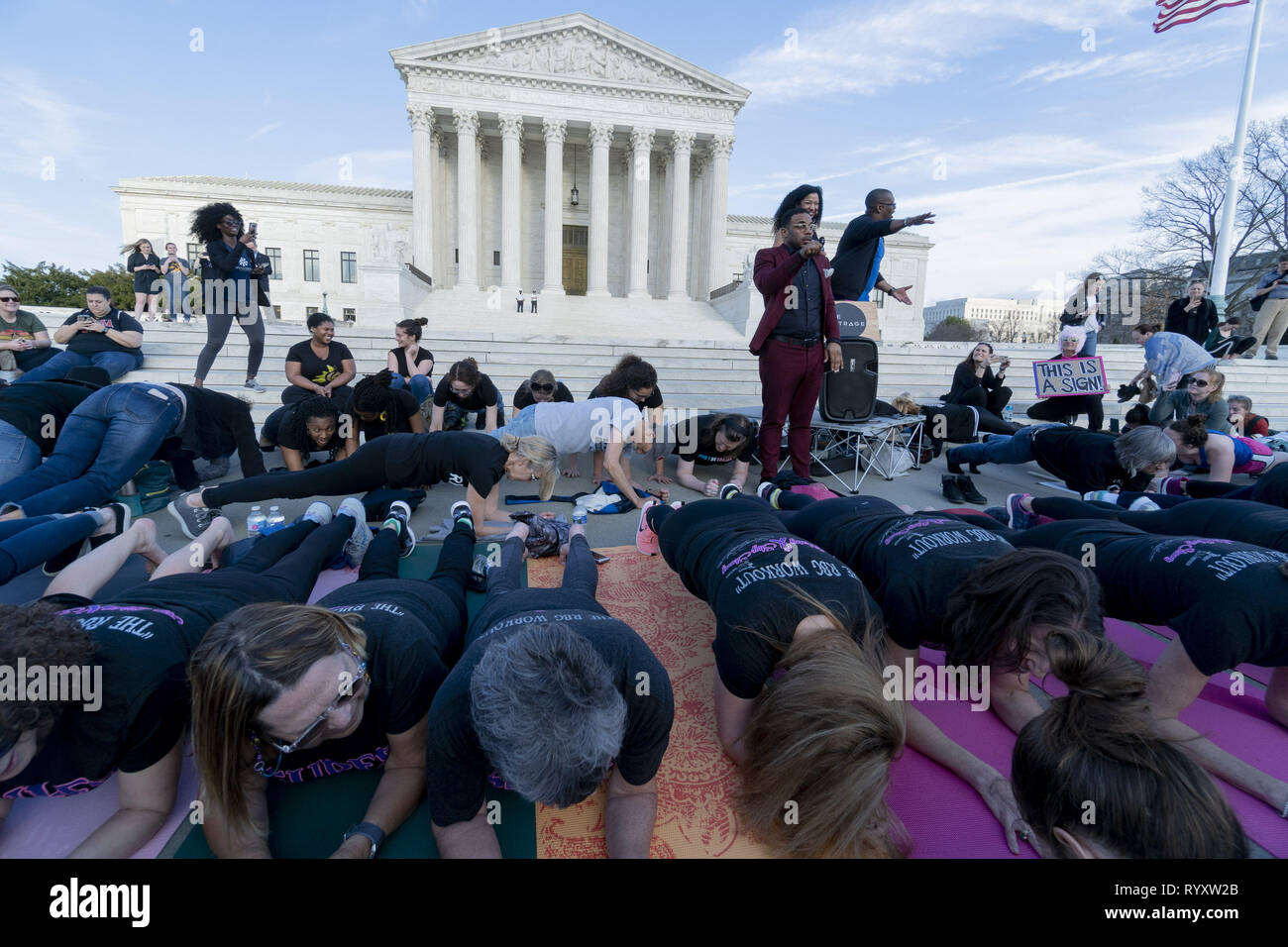 Washington, District of Columbia, USA. 15 Mär, 2019. BRYANT JOHNSON, Ruth Bader Ginsberg's Trainer, führt die Planke an der Planke wie RBG 86th Geburtstag Feier am Obersten Gerichtshof, März 15, 2019 Credit: Douglas Christian/ZUMA Draht/Alamy leben Nachrichten Stockfoto