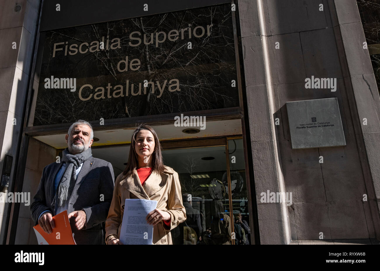 Ines Arrimadas und Carlos Carrizosa gesehen werden, in dem die Kopie des Dokuments in das Büro des Superior Staatsanwalt von Katalonien präsentiert gegen Präsident Quim Torra. Ines Arrimadas und Carlos Carrizosa, der Führer der Bürger, haben zu den Superior Staatsanwalt von Katalonien schriftlich Straftat gegen Präsident Quim Torra für nicht die Durchsetzung der um die Unabhängigkeit Fahnen und gelbe Riegel von Balkone und Fassaden der Katalanischen Institutionen zurückzuziehen, entsprechend der Reihenfolge des Zentralen Wahlausschusses verfolgen. Stockfoto
