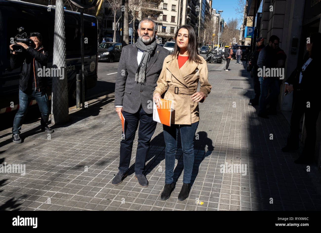 Ines Arrimadas und Carlos Carrizosa sind kommen im Büro des Superior Staatsanwalt von Katalonien. Ines Arrimadas und Carlos Carrizosa, der Führer der Bürger, haben zu den Superior Staatsanwalt von Katalonien schriftlich Straftat gegen Präsident Quim Torra für nicht die Durchsetzung der um die Unabhängigkeit Fahnen und gelbe Riegel von Balkone und Fassaden der Katalanischen Institutionen zurückzuziehen, entsprechend der Reihenfolge des Zentralen Wahlausschusses verfolgen. Stockfoto