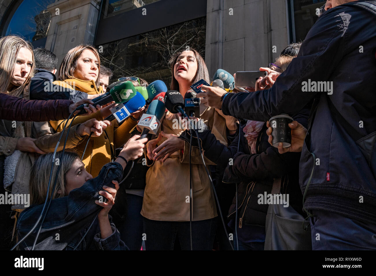 Ines Arrimadas ist während der Pressekonferenz vor der überlegenen Verfolger von Katalonien gesehen. Ines Arrimadas und Carlos Carrizosa, der Führer der Bürger, haben zu den Superior Staatsanwalt von Katalonien schriftlich Straftat gegen Präsident Quim Torra für nicht die Durchsetzung der um die Unabhängigkeit Fahnen und gelbe Riegel von Balkone und Fassaden der Katalanischen Institutionen zurückzuziehen, entsprechend der Reihenfolge des Zentralen Wahlausschusses verfolgen. Stockfoto