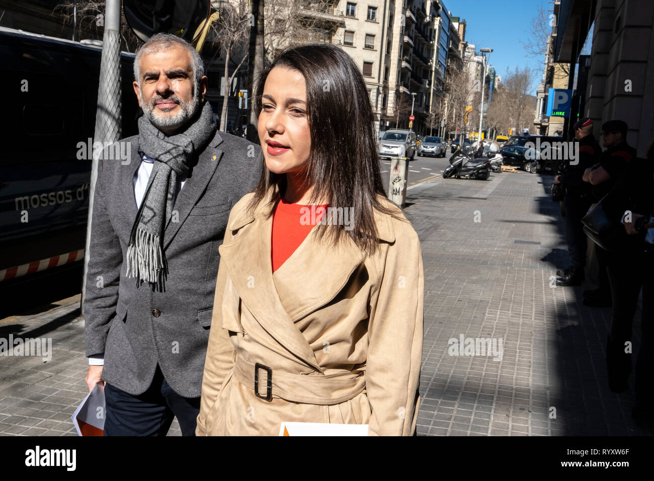 Ines Arrimadas und Carlos Carrizosa sind kommen im Büro des Superior Staatsanwalt von Katalonien. Ines Arrimadas und Carlos Carrizosa, der Führer der Bürger, haben zu den Superior Staatsanwalt von Katalonien schriftlich Straftat gegen Präsident Quim Torra für nicht die Durchsetzung der um die Unabhängigkeit Fahnen und gelbe Riegel von Balkone und Fassaden der Katalanischen Institutionen zurückzuziehen, entsprechend der Reihenfolge des Zentralen Wahlausschusses verfolgen. Stockfoto