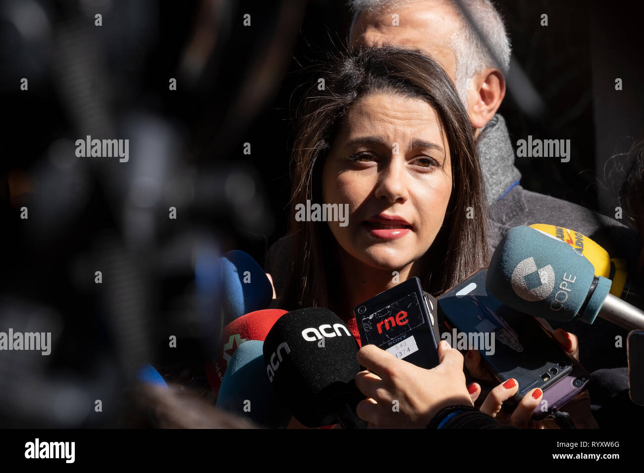 Ines Arrimadas ist während der Pressekonferenz vor der überlegenen Verfolger von Katalonien gesehen. Ines Arrimadas und Carlos Carrizosa, der Führer der Bürger, haben zu den Superior Staatsanwalt von Katalonien schriftlich Straftat gegen Präsident Quim Torra für nicht die Durchsetzung der um die Unabhängigkeit Fahnen und gelbe Riegel von Balkone und Fassaden der Katalanischen Institutionen zurückzuziehen, entsprechend der Reihenfolge des Zentralen Wahlausschusses verfolgen. Stockfoto