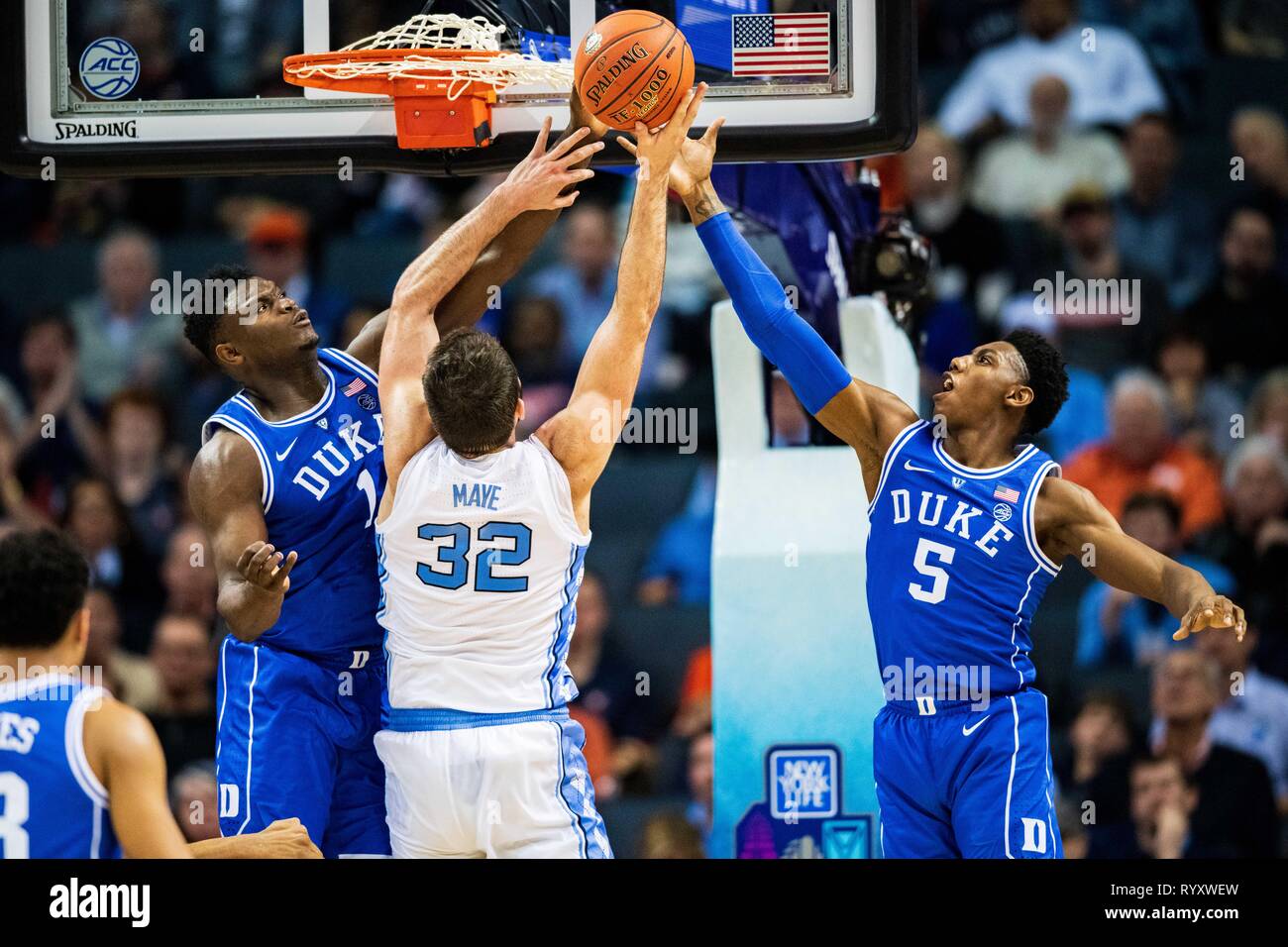 Duke Blue Devils vorwärts Zion Williamson (1), North Carolina Tar Heels, Lukas Maye (32) und Duke Blue Devils vorwärts RJ Barrett (5) Während der ACC College Basketball Turnier Spiel zwischen der Duke Blue Devils und die North Carolina Tar Heels im Spectrum Center am Freitag, den 15. März 2019 in Charlotte, NC. Jakob Kupferman/CSM Stockfoto