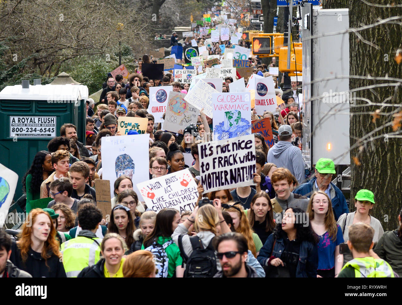 Große Menge von Demonstranten mit Plakaten während der Jugend Klima Streik Protest zu Fuß vom Columbus Circle, das Amerikanische Museum für Naturgeschichte in New York City, NY gesehen Stockfoto