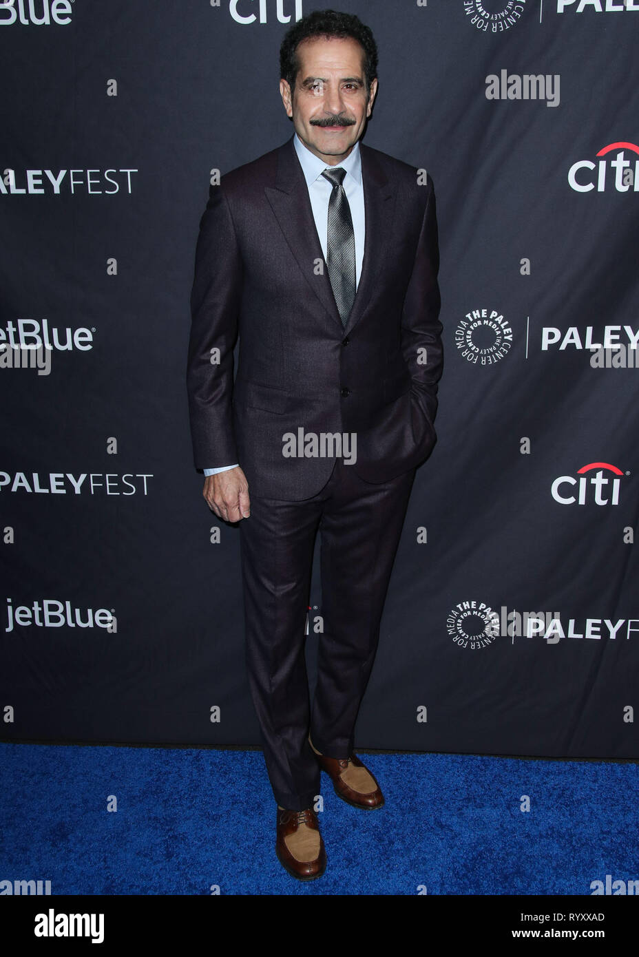 Hollywood, Vereinigte Staaten. 15 Mär, 2019. HOLLYWOOD, Los Angeles, CA, USA - 15. März: Schauspieler Tony Shalhoub kommt an der 2019 PaleyFest LA-öffnung Nacht Präsentation: Amazon Prime Video' Die wunderbare Frau Maisel' an der Dolby Theatre am 15. März 2019 in Hollywood, Los Angeles, Kalifornien, USA. (Foto von Xavier Collin/Image Press Agency) Quelle: Bild Presse Agentur/Alamy leben Nachrichten Stockfoto