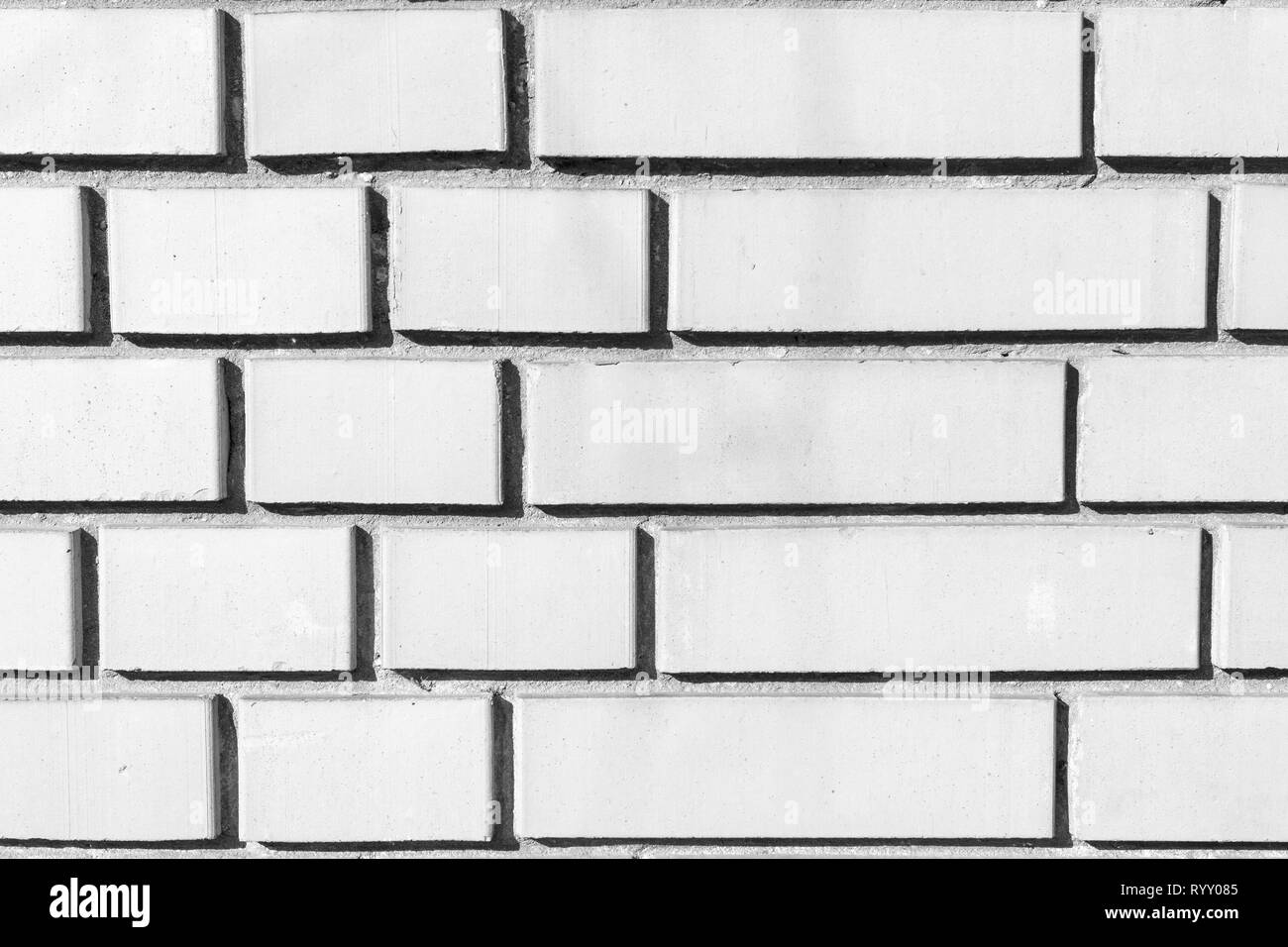 Schwarz-weiß Bild von Mauerwerk aus Ziegel in verschiedenen Größen. Hintergrund, Textur Stockfoto