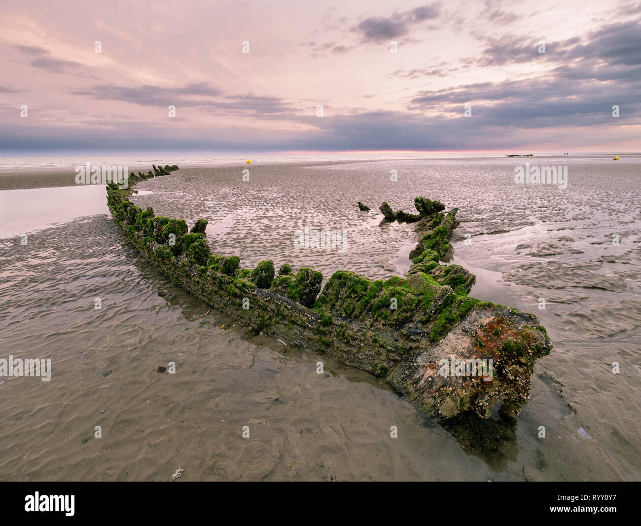 Wrack eines Rumpf, der aus einem Weltkrieg Schiff an einem Strand im Norden Frankreichs bei Sonnenaufgang Stockfoto