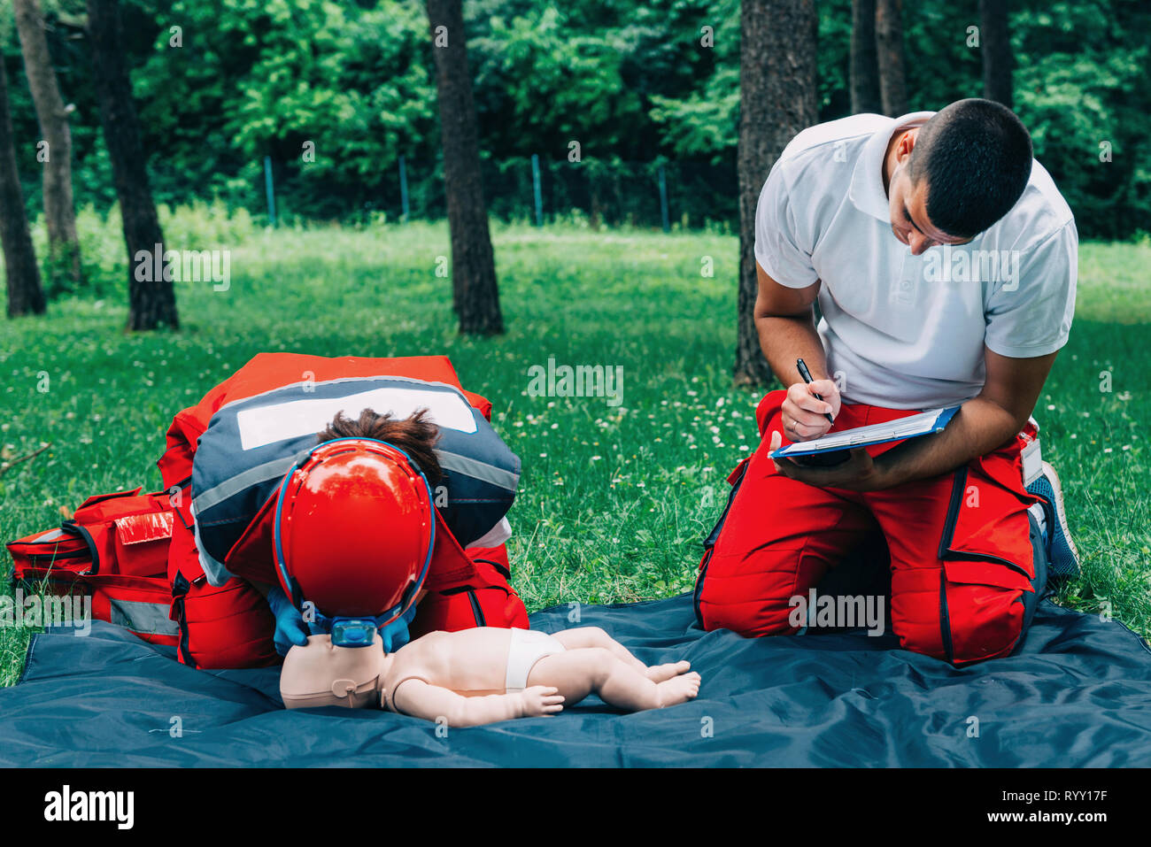 Hlw Training auf Baby Dummy im Freien. Stockfoto