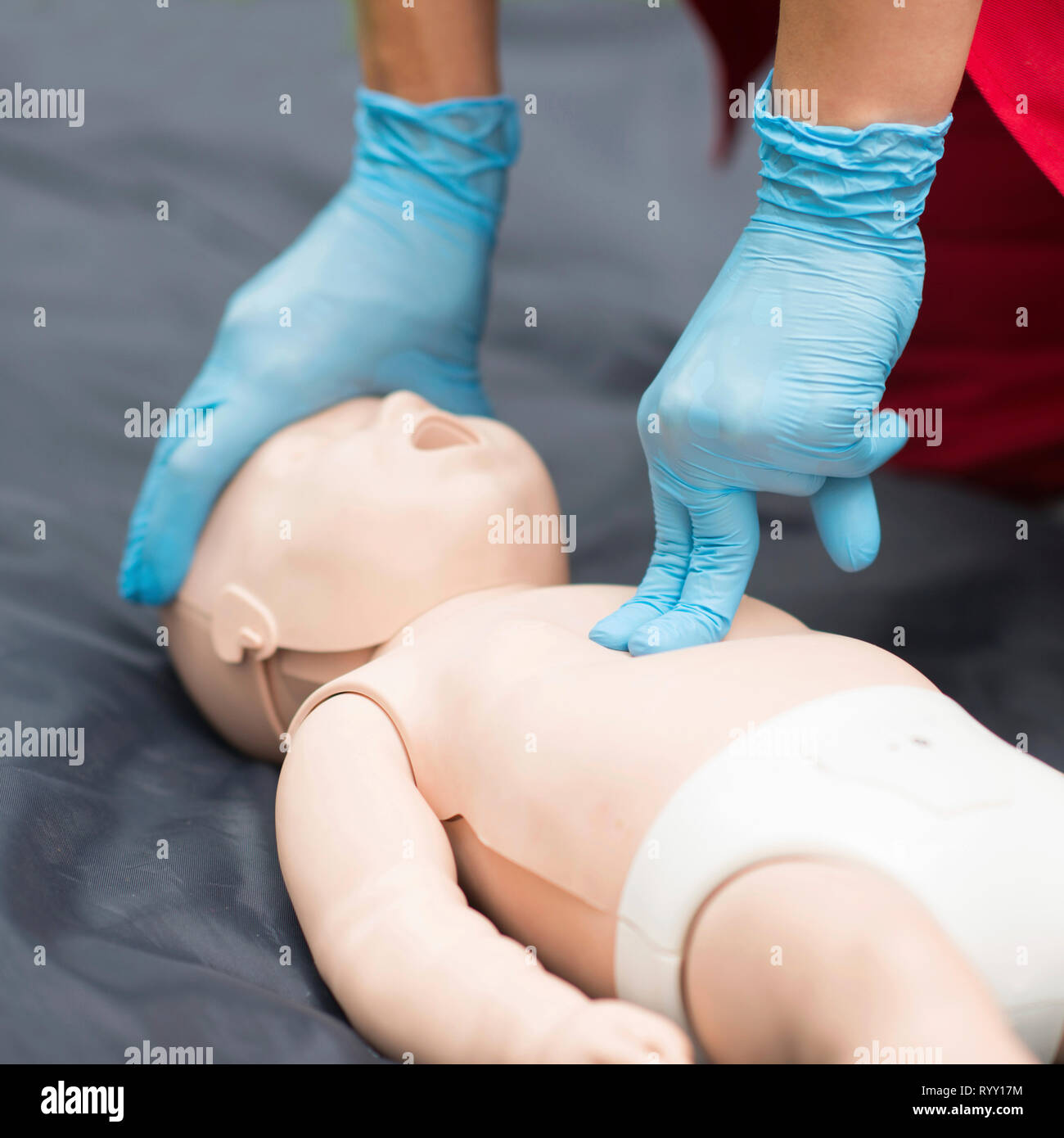 Hlw Training auf Baby Dummy im Freien. Stockfoto