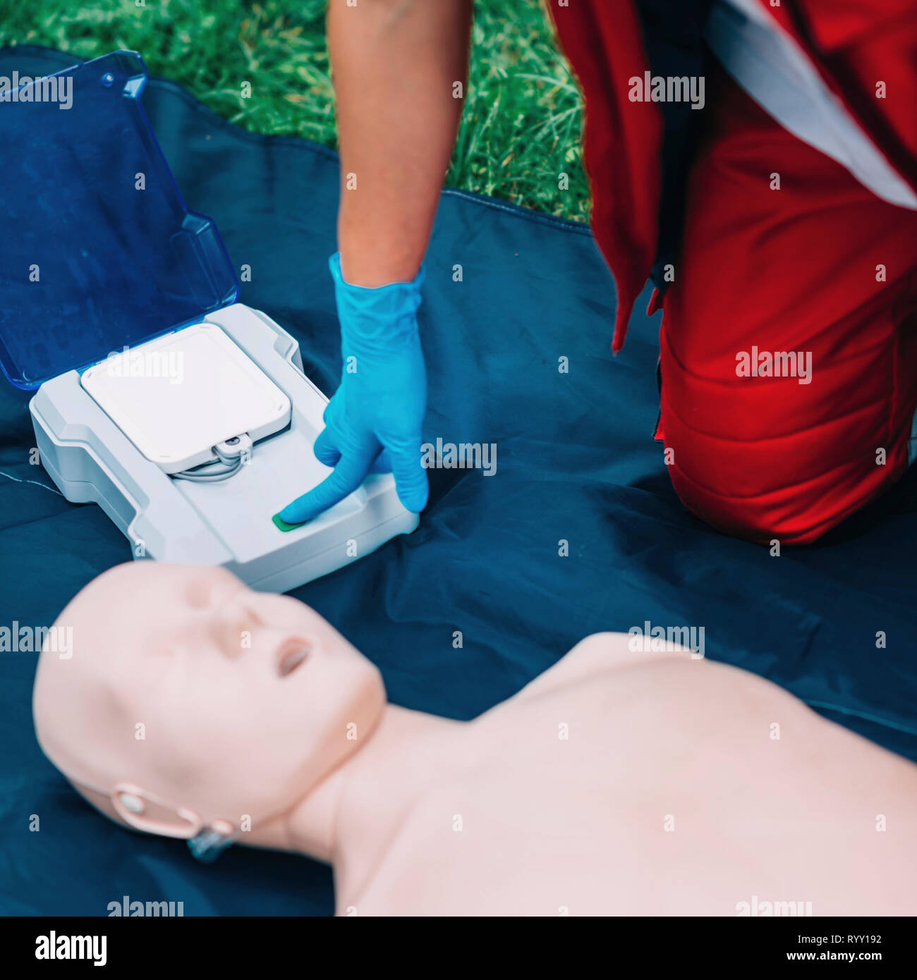 Defibrillator Training im Freien. Stockfoto