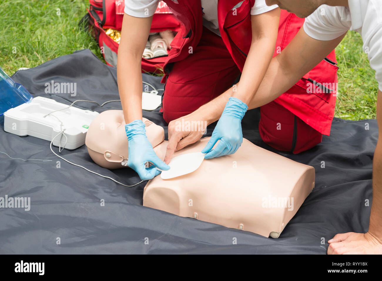 Defibrillator Training im Freien. Stockfoto