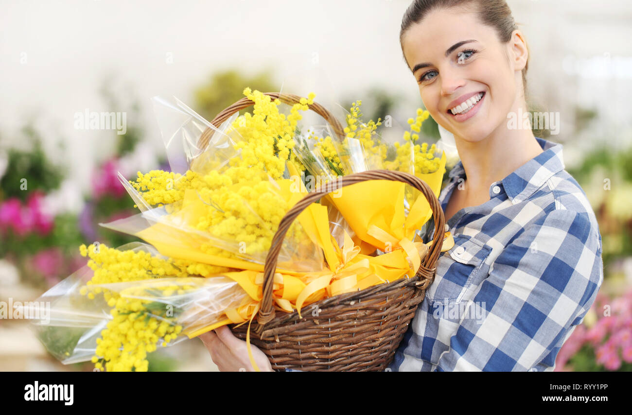 Frau mit mimose Fotos und Bildmaterial in hoher Auflösung Alamy