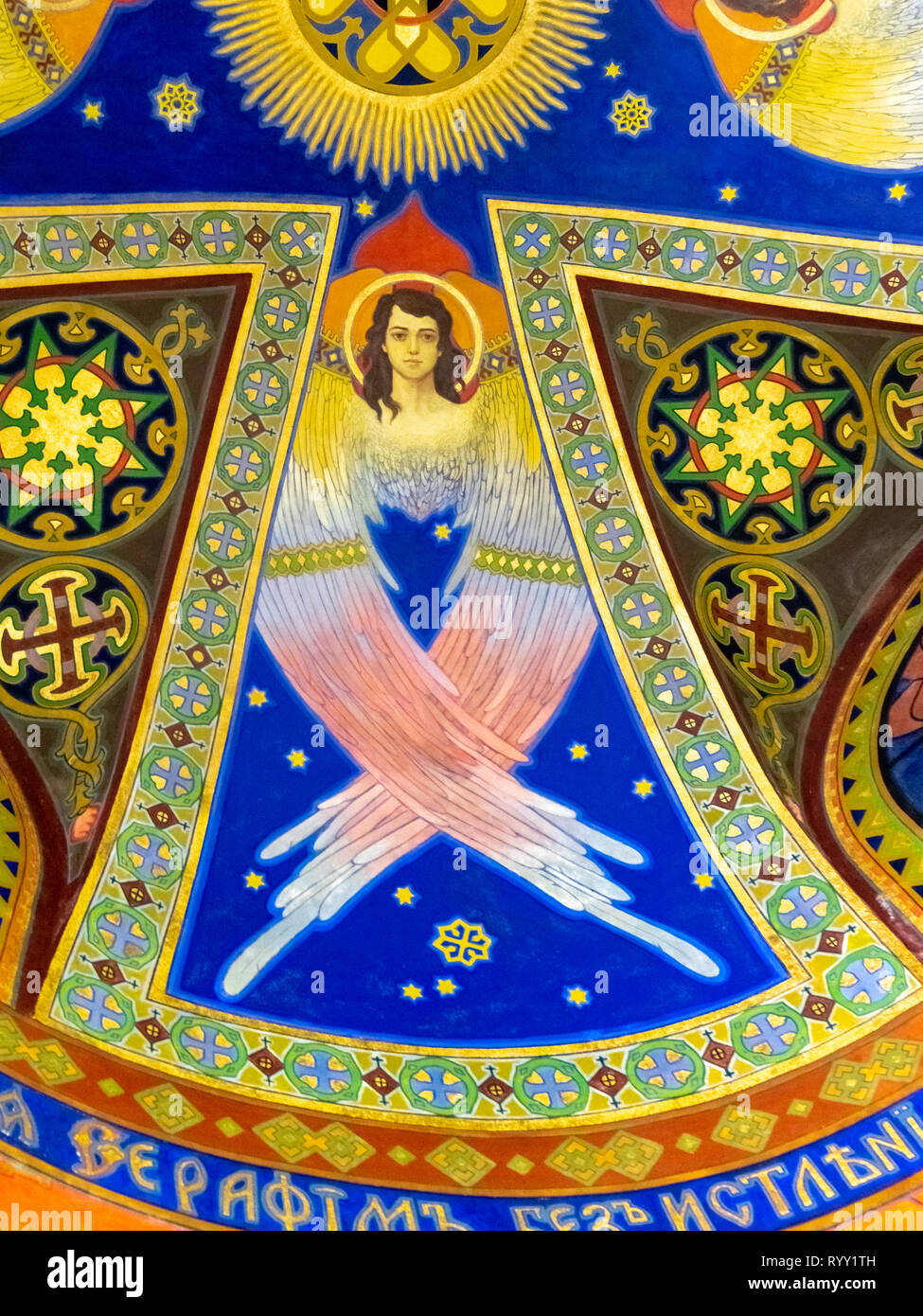 Farbenfrohes Fresko mit Engel und Ornamente gemalt von der Künstlerin J. Bucmaniuk an der Decke der Kapelle in der ukrainischen griechisch-katholischen Kirche Stockfoto
