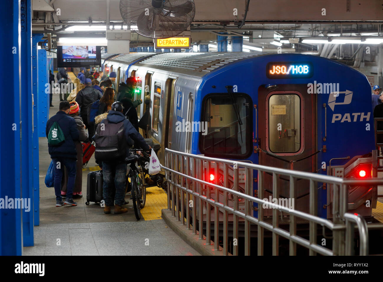 Personen, die an Bord eines Journal Square/Hoboken-U-Bahn-Zuges in Richtung NY/NJ PATH fahren Am Herald Square Stockfoto