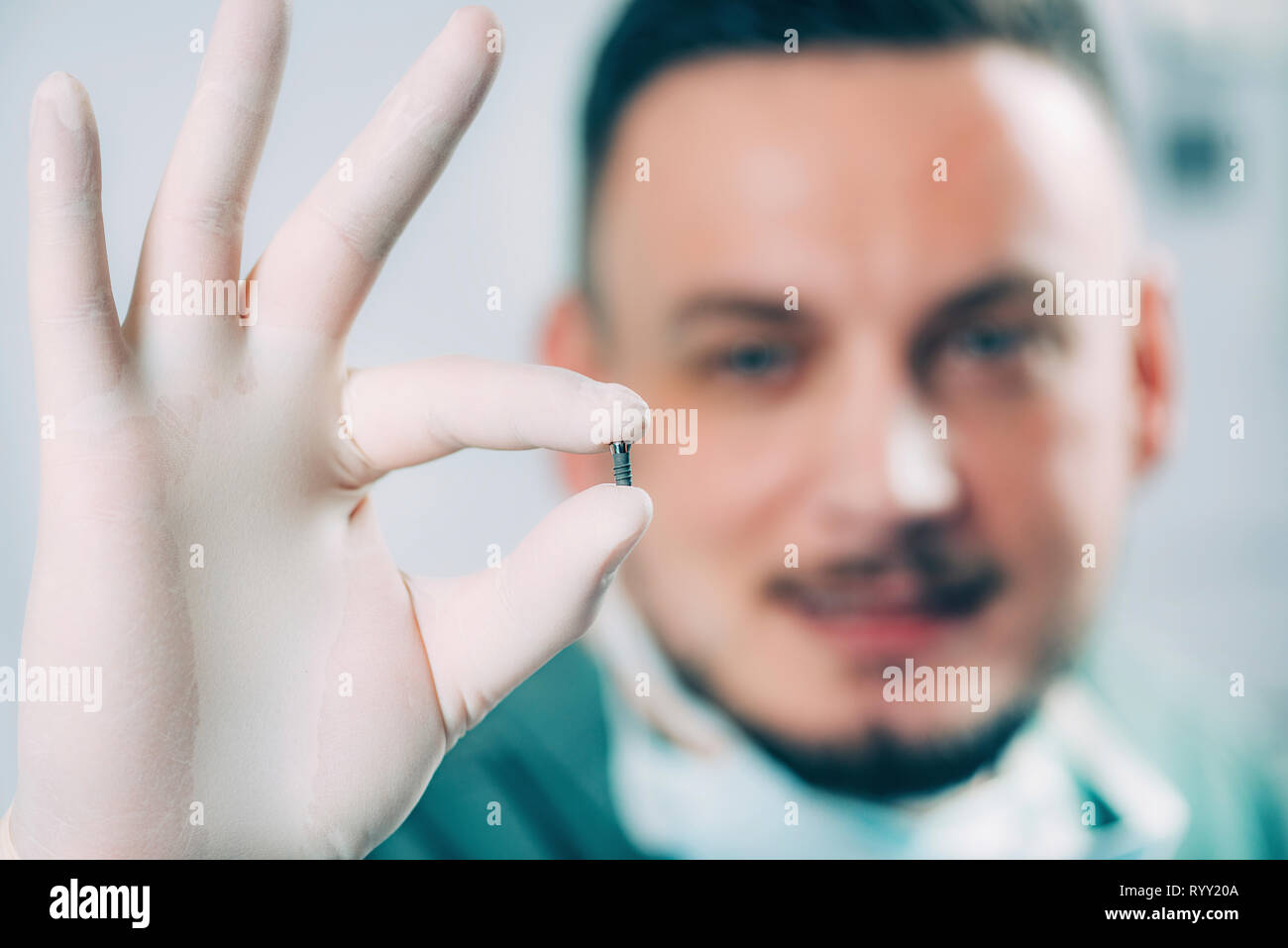 Zahnarzt Zahnimplantat Holding. Stockfoto