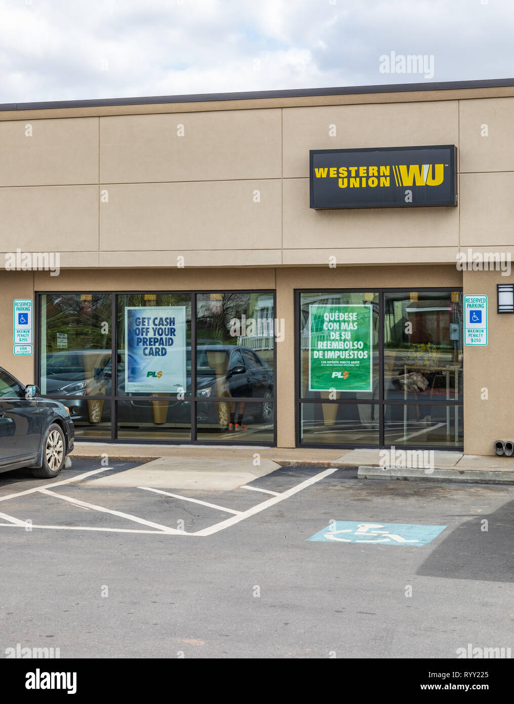 GASTONIA, NC, USA -3/14/19: ein Western Union Büro, vertikale Ansicht.  Leute innen sichtbar Stockfotografie - Alamy