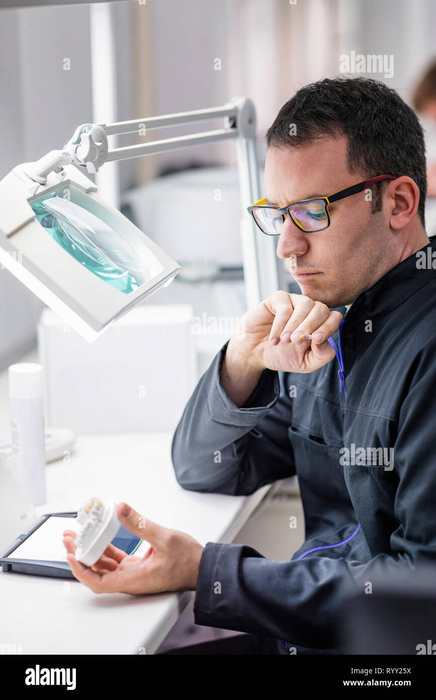 Prothetische Zahnheilkunde Techniker bei der Arbeit. Stockfoto