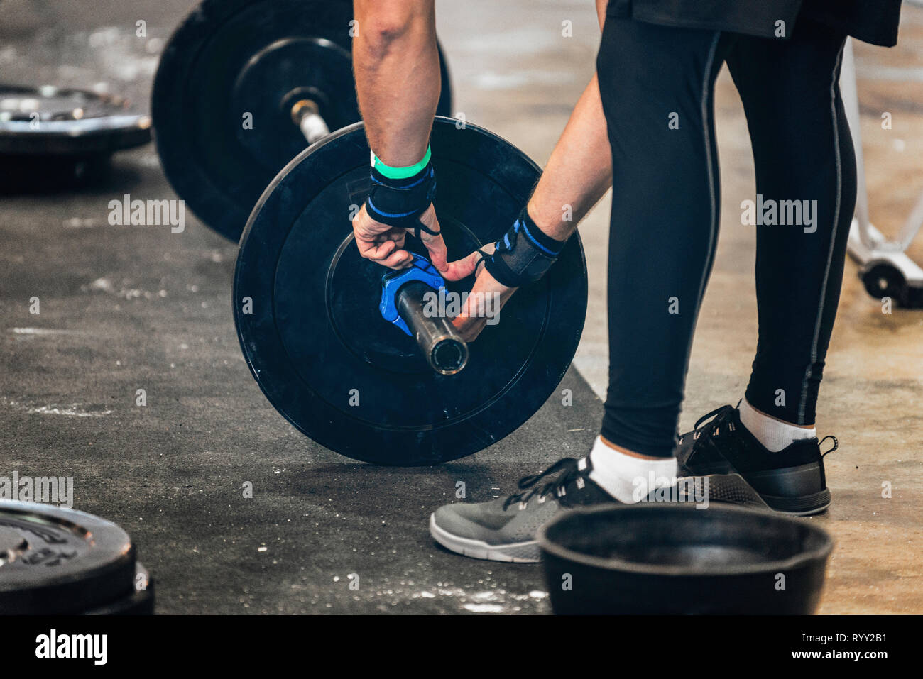 Die Änderung der Gewichte an der Barbell. Stockfoto