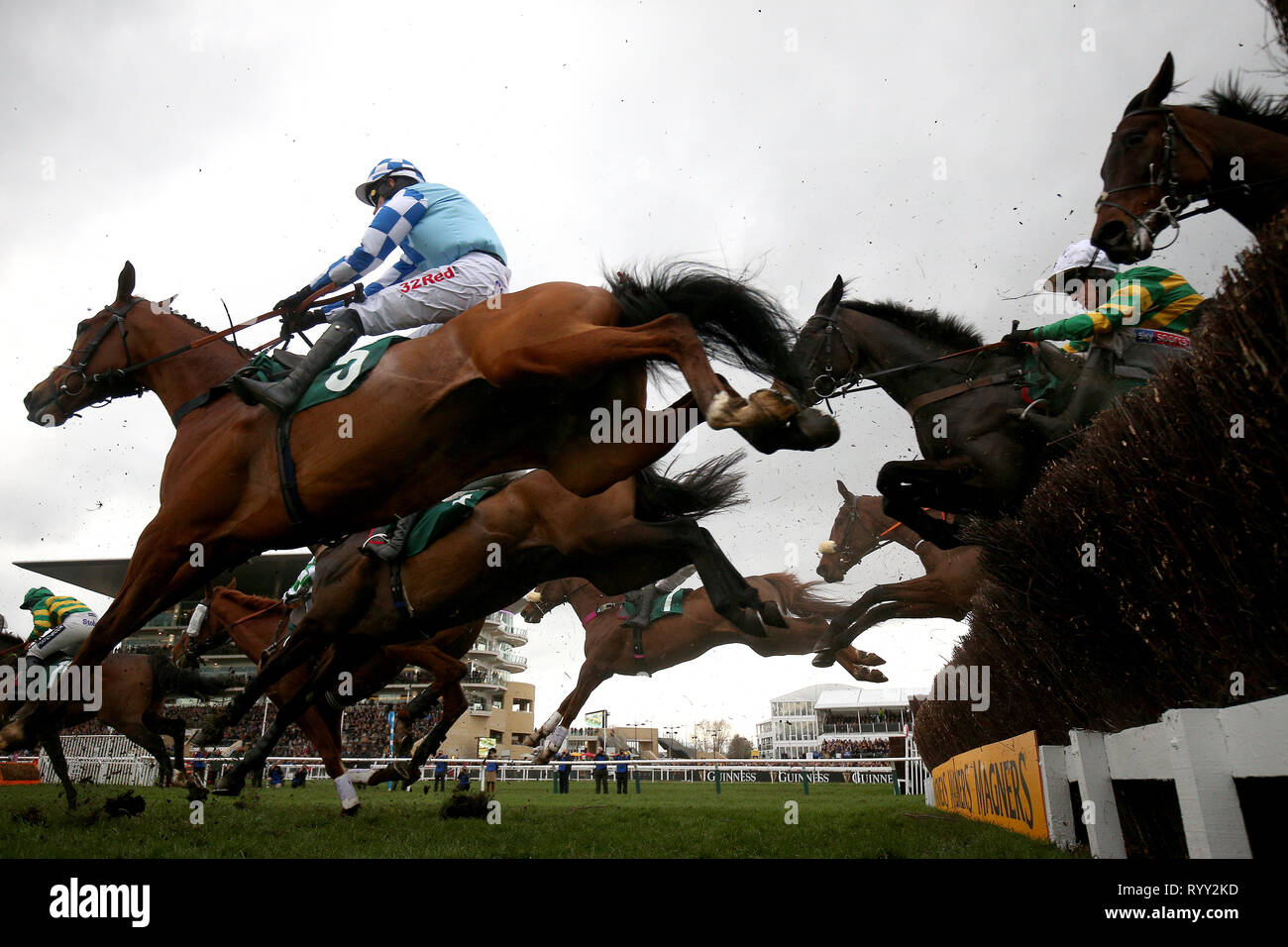 Bun Doran geritten von Jockey Paddy Brennan während der Johnny Henderson grosse jährliche Challenge Cup Handicap Chase bei Gold Cup Tag der 2019 Cheltenham Festival in Cheltenham Racecourse. Stockfoto