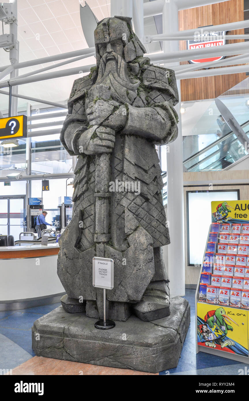 Riesige Zwerg Statue aus dem Hobbit Filme am Flughafen Auckland installiert Reisende, dem "Tor zum Nahen willkommen zu heißen - Erde". Neuseeland flughafen Stockfoto