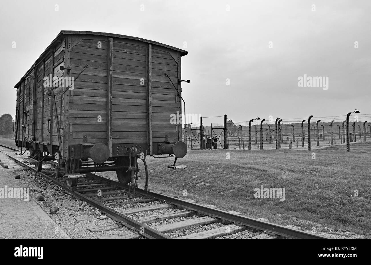 Ein Zug Auto auf die entladerampe am Birkenau-Auschwitz Konzentrationslager, ein Symbol für die Deportation der Juden aus Ungarn nach Auschwitz in m Stockfoto