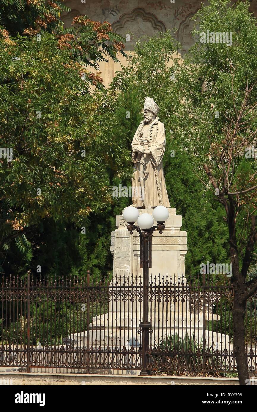 Bukarest, Rumänien - 23. August 2018: Die Spatharios Mihai Cantacuzino Statue, erste Statue in Bukarest gebaut (1865-1869), aus Carrara Marb Stockfoto