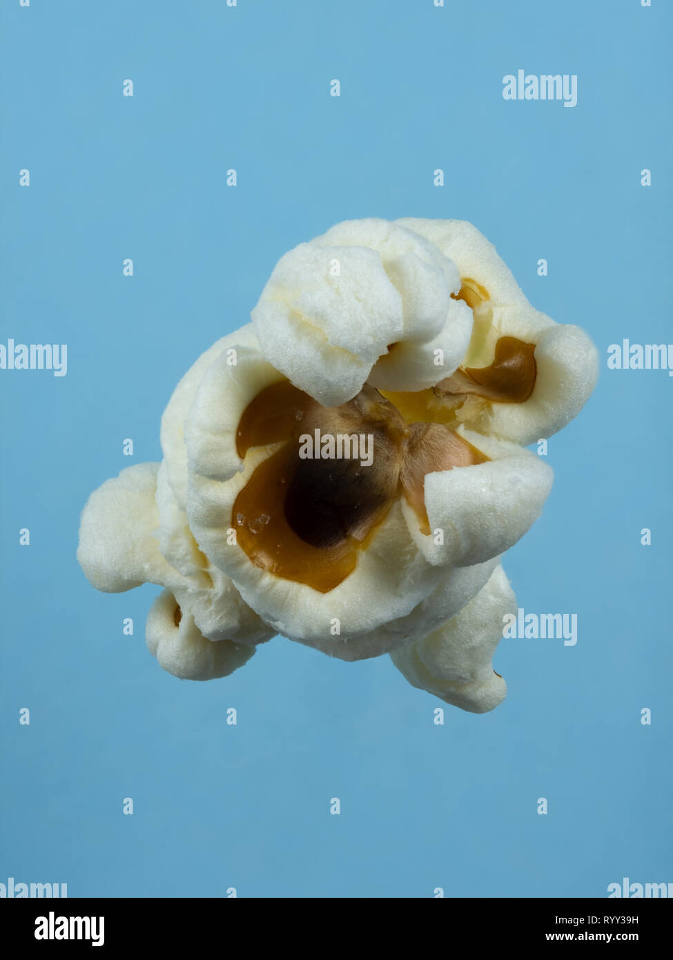 Makro Bild von Popcorn auf blauem Hintergrund Stockfoto