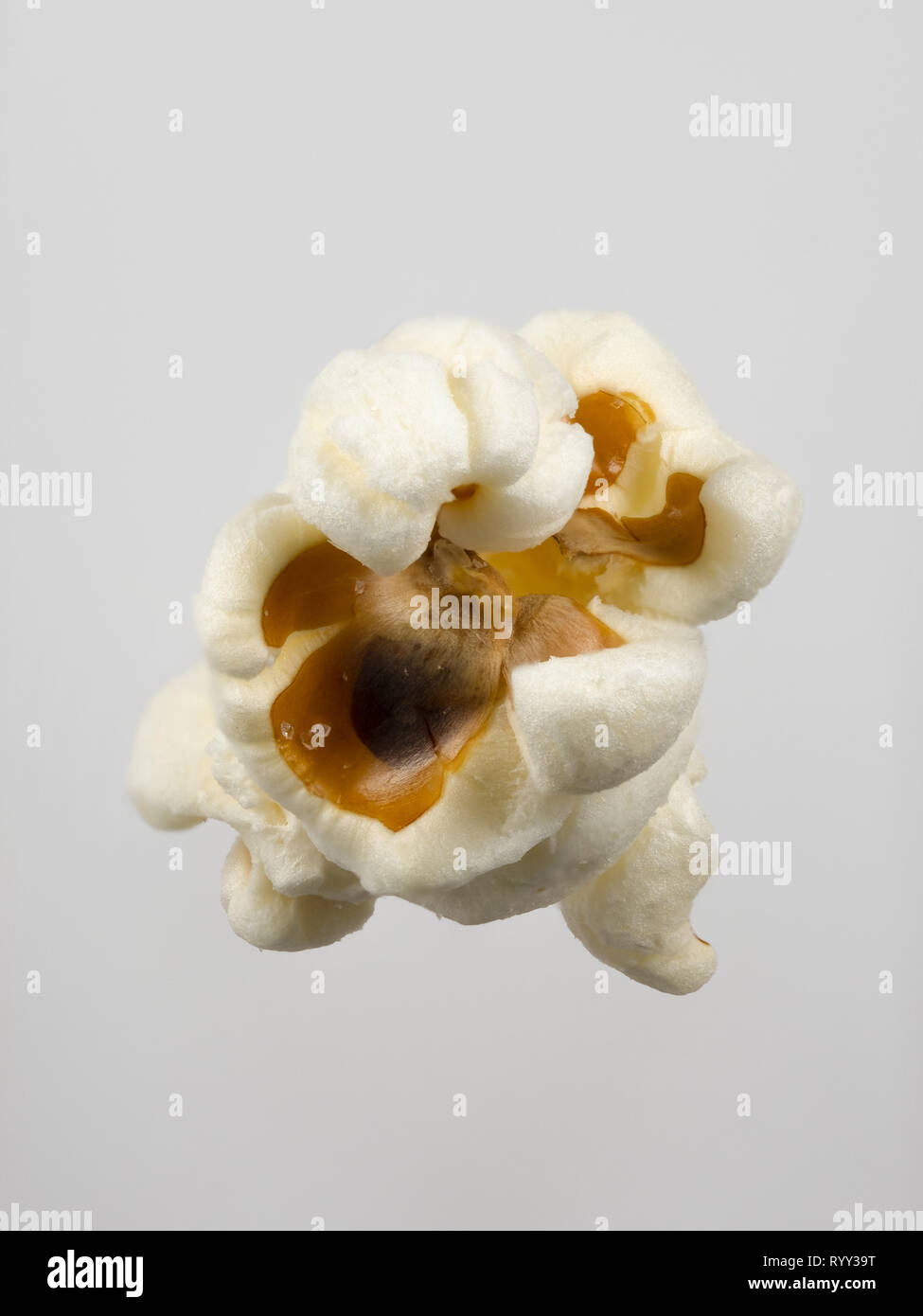 Makro Bild von Popcorn auf grauem Hintergrund Stockfoto