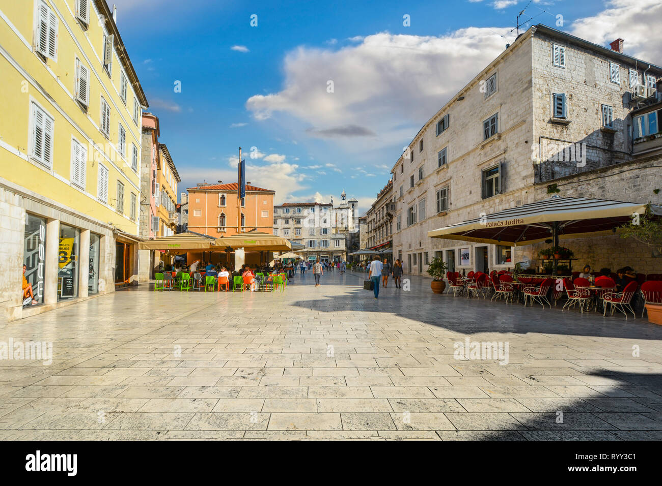 Touristen besichtigen Speisen und Cafes am Platz des Volkes im Innern des Diokletian Palast in der Altstadt von Split Kroatien. Stockfoto