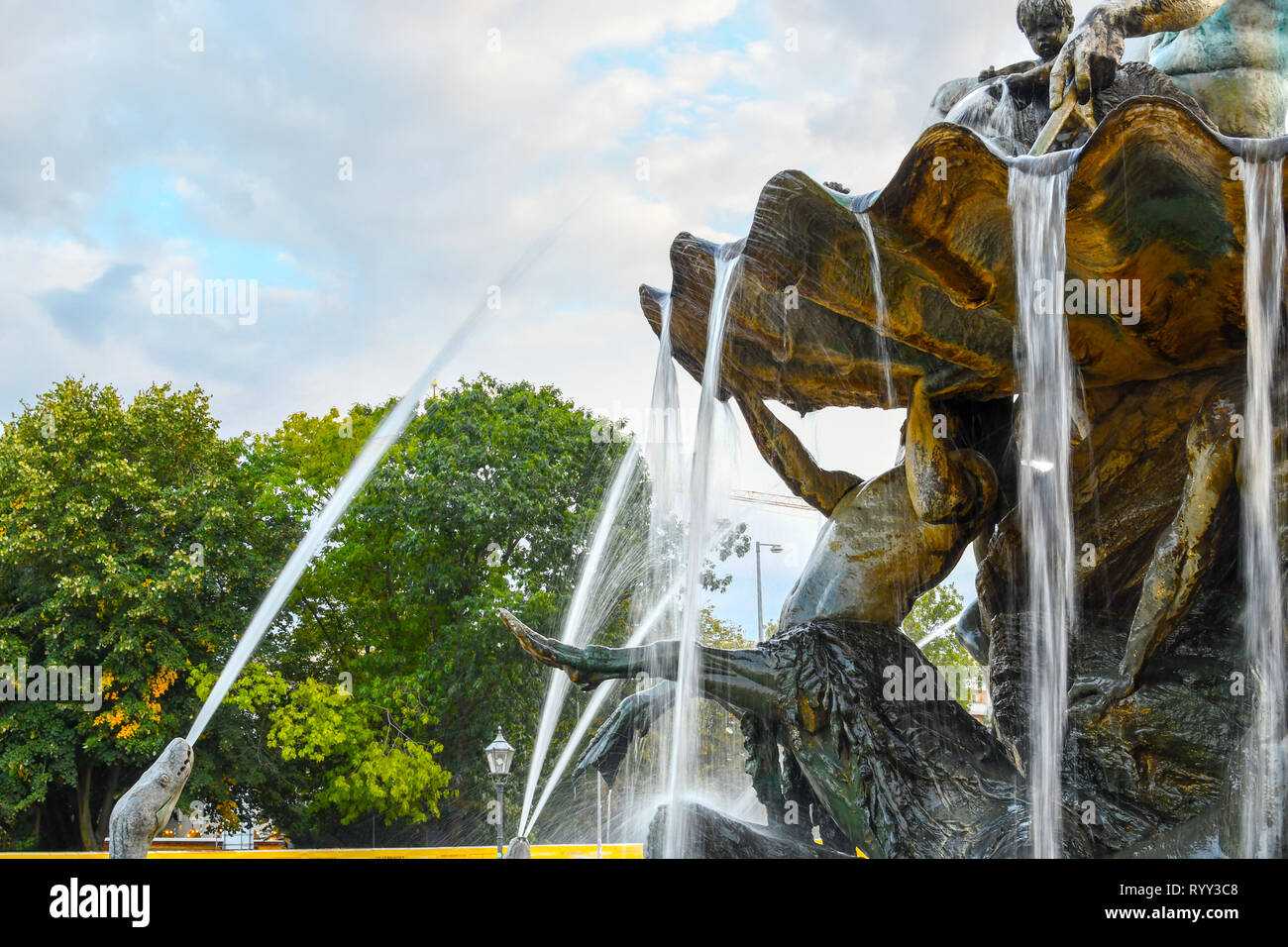 Zeitraffer Volumenkörper erzeugen Ströme von Wasser schießen aus einer Schlange Mund und rund um das Bein von einem Satyr auf den Neptunbrunnen in Berlin Deutschland Stockfoto
