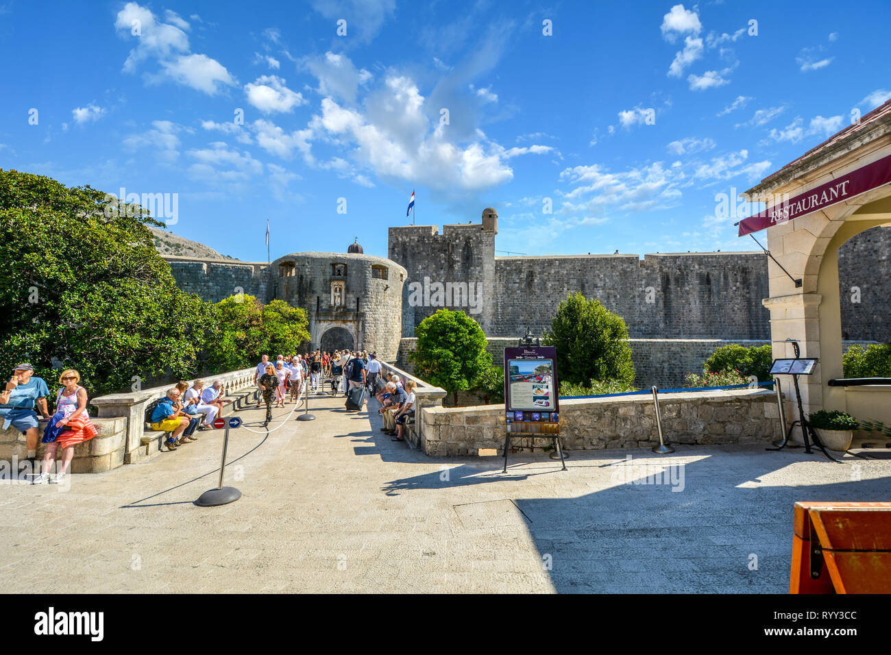 Die äußere Stadt Pile Gate und steinerne Brücke zu den alten Stadtmauern von Dubrovnik, Kroatien mit Touristen, einem sonnigen Sommertag Stockfoto